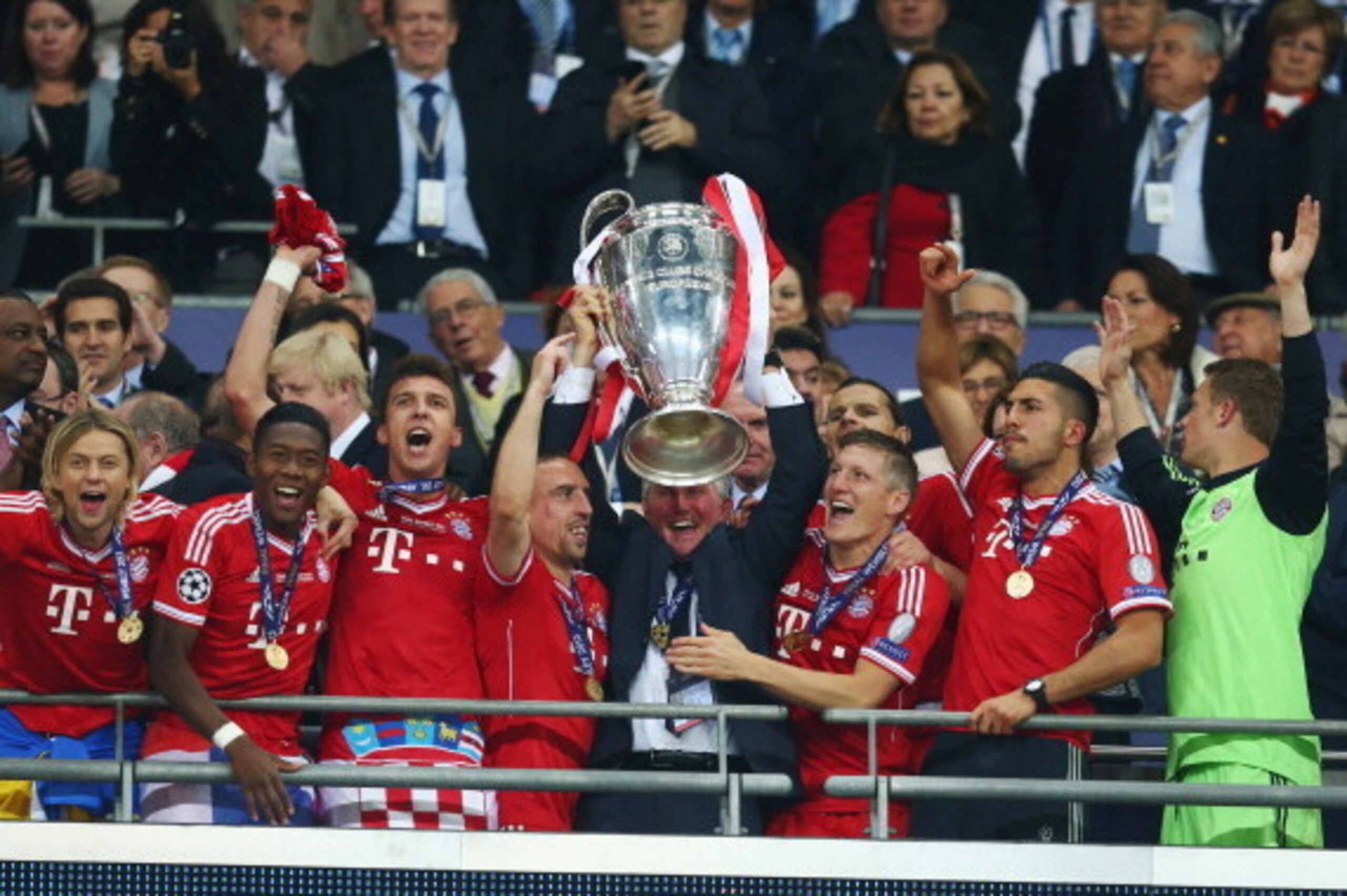 LONDON, ENGLAND - MAY 25:  Head Coach Jupp Heynckes of Bayern Muenchen lifts the trophy in celebration alongside his players after victory in the UEFA Champions League final match between Borussia Dortmund and FC Bayern Muenchen at Wembley Stadium on May 