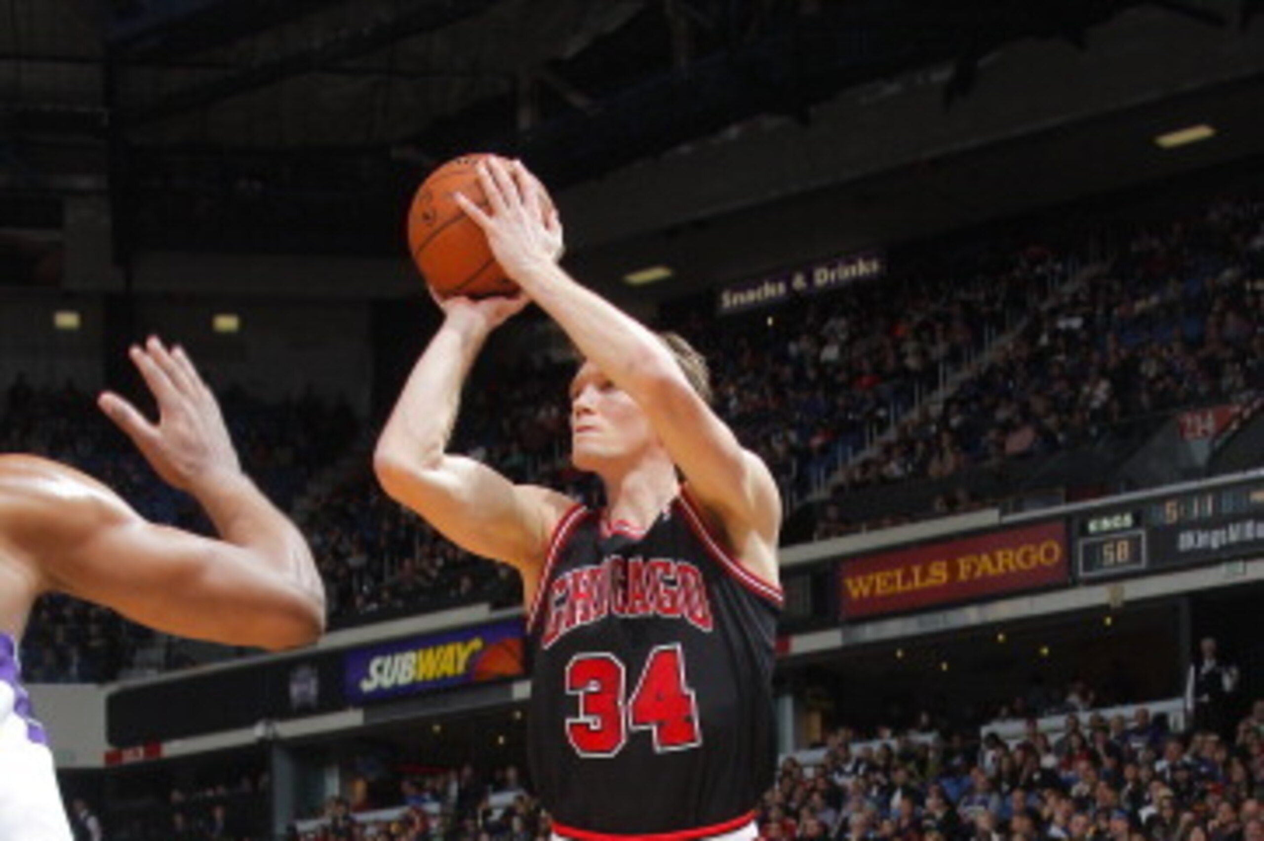 SACRAMENTO, CA - FEBRUARY 3: Mike Dunleavy #34 of the Chicago Bulls shoots a three pointer against the Sacramento Kings on February 3, 2014 at Sleep Train Arena in Sacramento, California. NOTE TO USER: User expressly acknowledges and agrees that, by downl SACRAMENTO, CA - FEBRUARY 3: Mike Dunleavy #34 of the Chicago Bulls shoots a three pointer against the Sacramento Kings on February 3, 2014 at Sleep Train Arena in Sacramento, California. NOTE TO USER: User expressly acknowledges and agrees that, by downl