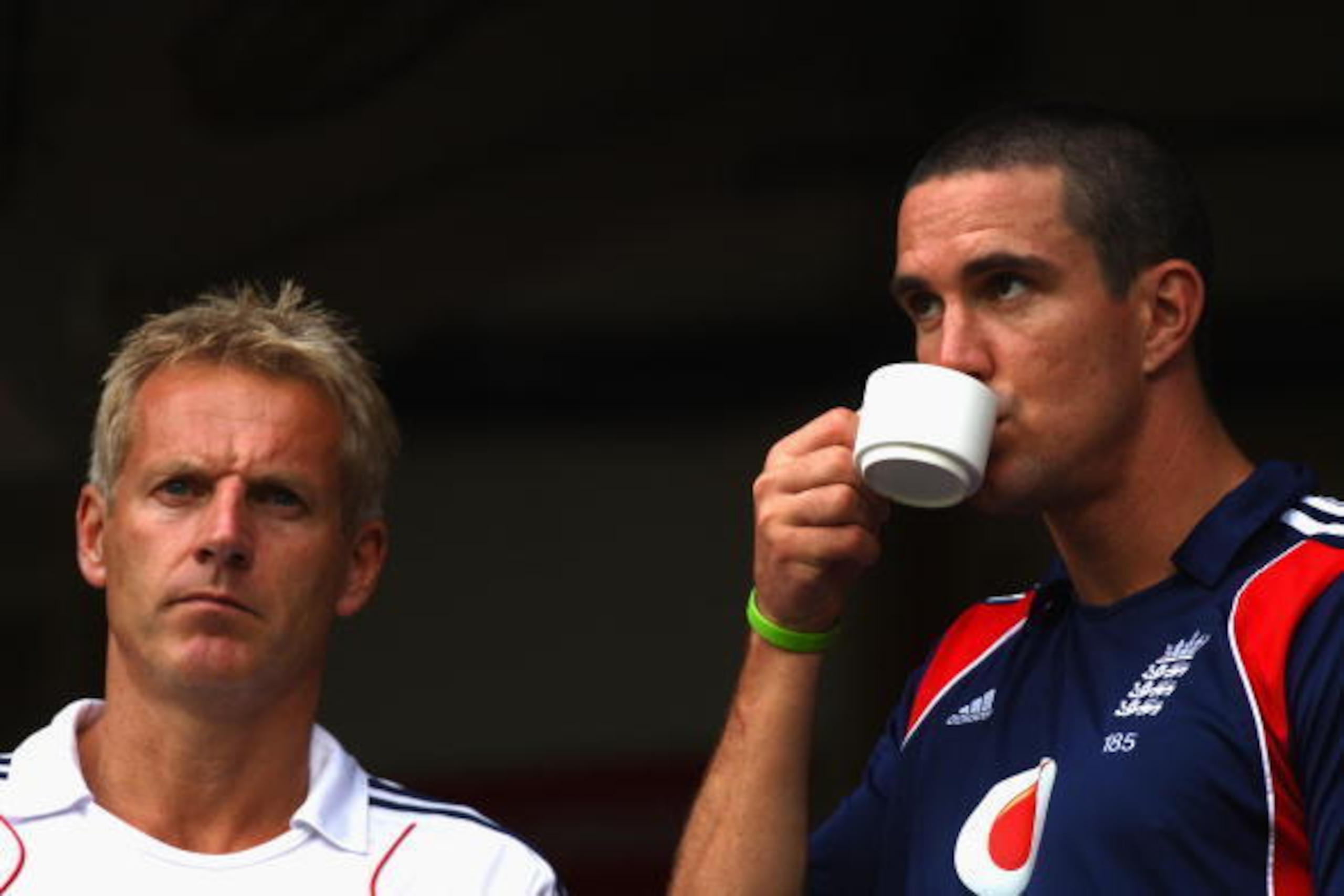 BANGALORE, INDIA - NOVEMBER 23:  Kevin Pietersen, the captain of England, enjoys a cup of tea with coach Peter Moores during a rain break at the 4th One Day International between India and England played at  The M.Chinaswamy Stadium on November 23, 2008 i