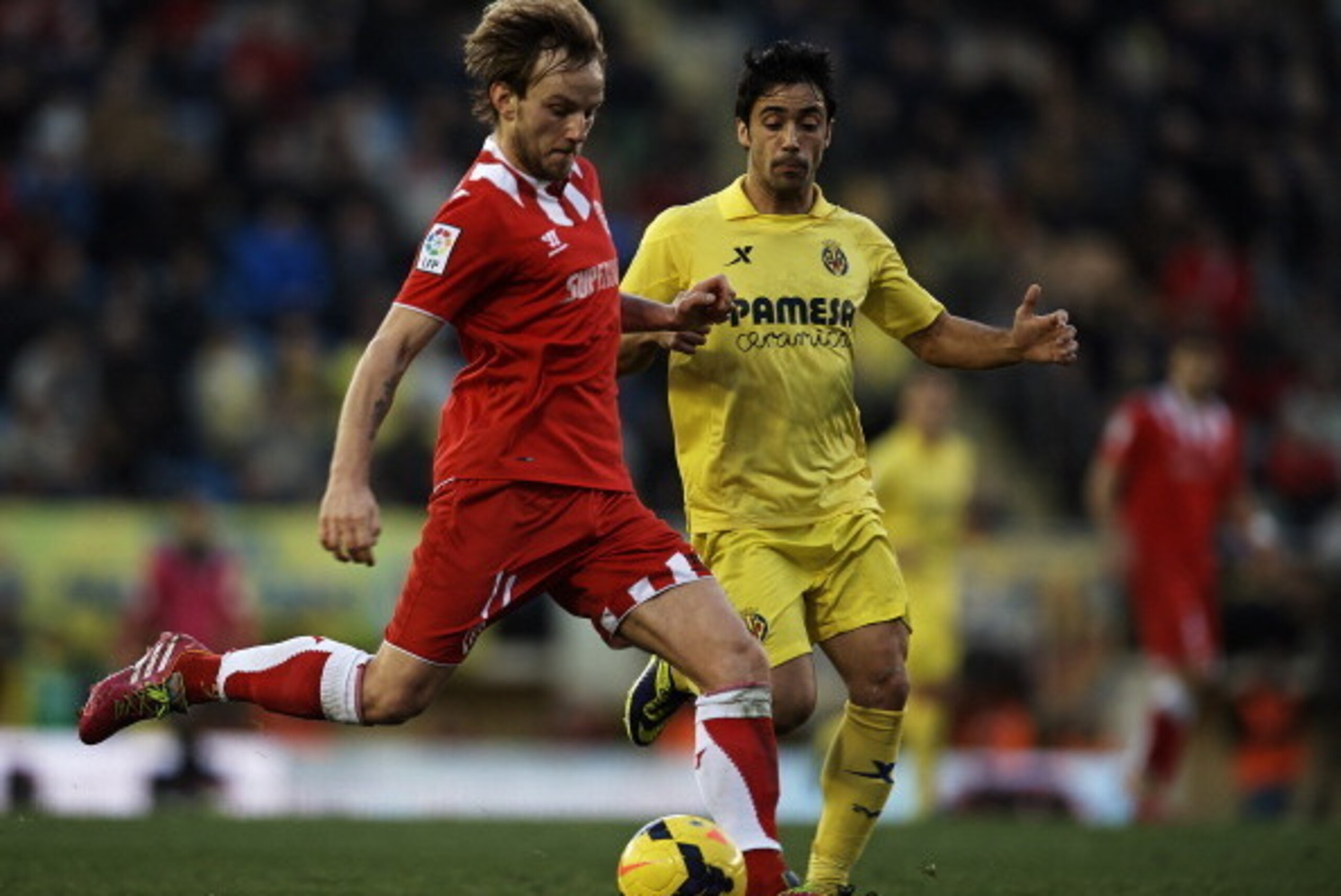 VILLARREAL, SPAIN - DECEMBER 21:  Jaume Costa (R) of Villarreal competes for the ball with Ivan Rakitic of Sevilla during the La Liga match between Villarreal CF and Sevilla FC at El Madrigal on December 21, 2013 in Villarreal, Spain.  (Photo by Manuel Qu