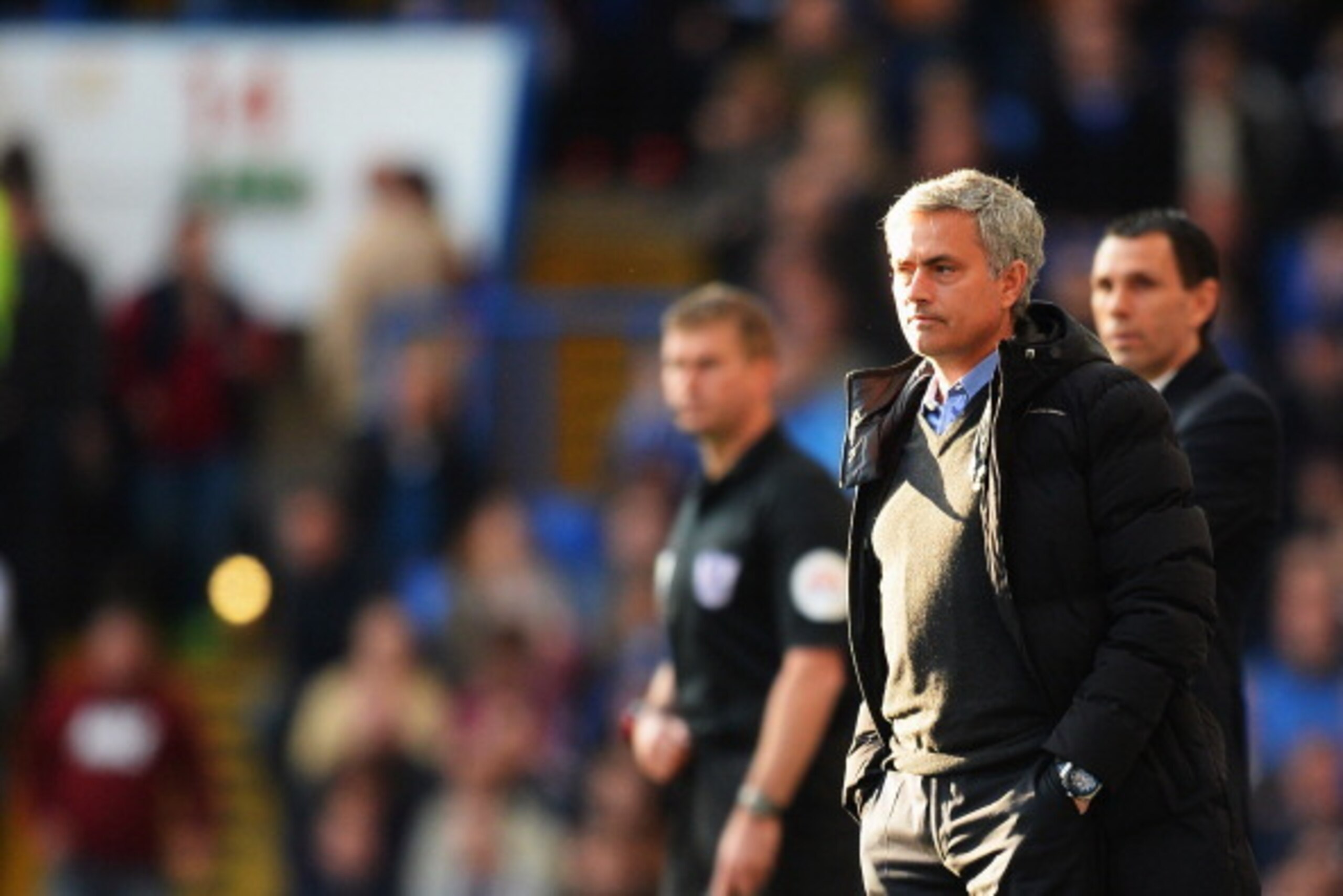 LONDON, ENGLAND - APRIL 19:  Chelsea manager Jose Mourinho gives instructions during the Barclays Premier League match between Chelsea and Sunderland at Stamford Bridge on April 19, 2014 in London, England.  (Photo by Mike Hewitt/Getty Images)