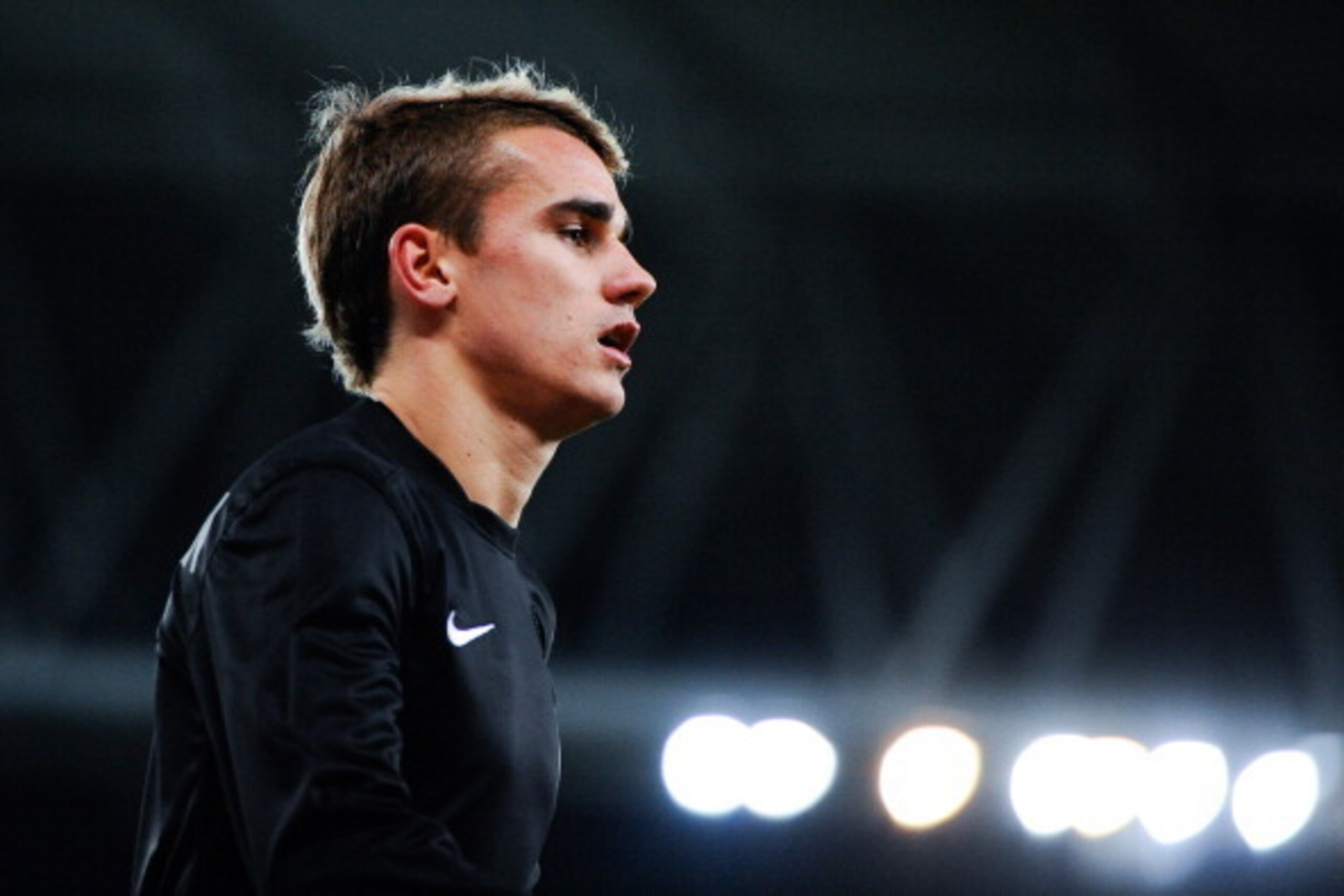 BARCELONA, SPAIN - NOVEMBER 30:  Antoine Griezmann of Real Sociedad looks on during the La Liga match between RCD Espanyol and Real Sociedad de Futbol at Cornella-El Prat Stadium on November 30, 2013 in Barcelona, Spain.  (Photo by David Ramos/Getty Image