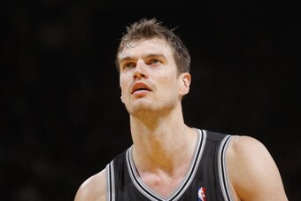 OAKLAND, CA - MARCH 22: Tiago Splitter #22 of the San Antonio Spurs in a game against the Golden State Warriors on March 22, 2014 at Oracle Arena in Oakland, California. NOTE TO USER: User expressly acknowledges and agrees that, by downloading and or usin OAKLAND, CA - MARCH 22: Tiago Splitter #22 of the San Antonio Spurs in a game against the Golden State Warriors on March 22, 2014 at Oracle Arena in Oakland, California. NOTE TO USER: User expressly acknowledges and agrees that, by downloading and or usin