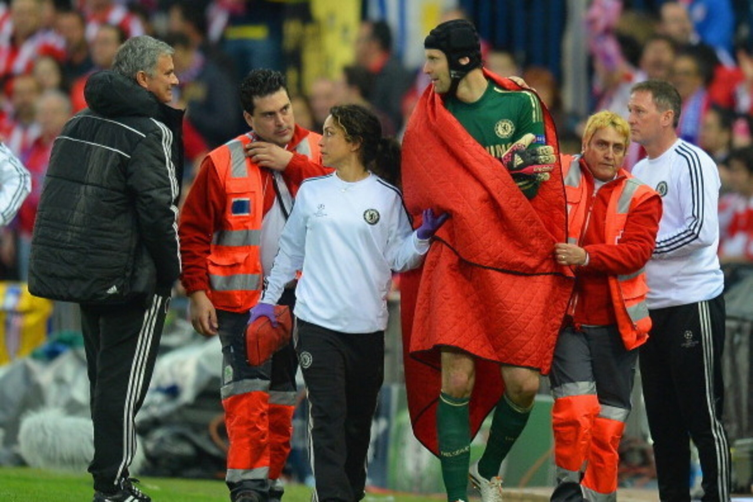MADRID, SPAIN - APRIL 22:  Jose Mourinho manager of Chelsea speaks to Petr Cech of Chelsea as he leaves the field after injury during the UEFA Champions League Semi Final first leg match between Club Atletico de Madrid and Chelsea at Vicente Calderon Stad