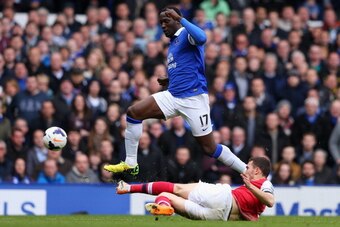 LIVERPOOL, ENGLAND - APRIL 06:  Thomas Vermaelen of Arsenal tackles Romelu Lukaku of Everton during the Barclays Premier League match between Everton and Arsenal at Goodison Park on April 6, 2014 in Liverpool, England.  (Photo by Alex Livesey/Getty Images