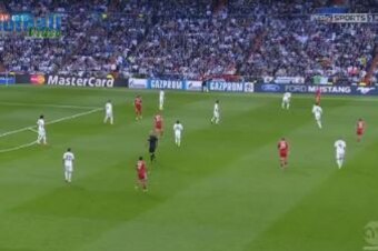 Madrid's bank of four in front of the defense awaits Robben's movement from the right.