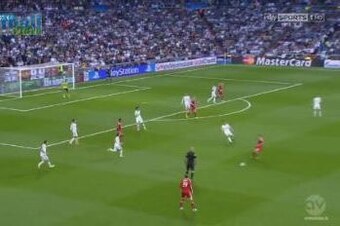 Bayern switch the ball to Ribery, yet Madrid still have eight outfielders in front of the buildup play.