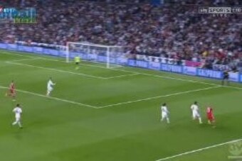 Modric helps Coentrao contain Robben.