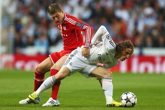 MADRID, SPAIN - APRIL 23:  Toni Kroos of Bayern Muenchen challenges Luka Modric of Real Madrid during the UEFA Champions League semi-final first leg match between Real Madrid and FC Bayern Muenchen at the Estadio Santiago Bernabeu on April 23, 2014 in Mad