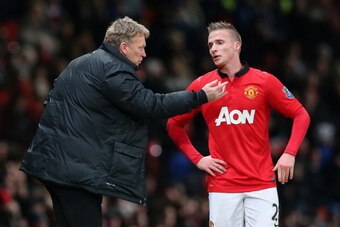 MANCHESTER, ENGLAND - JANUARY 05:  Manchester United Manager David Moyes gives instructions to Alexander Buttner during the FA Cup with Budweiser Third round match between Manchester United and Swansea City at Old Trafford on January 5, 2014 in Manchester
