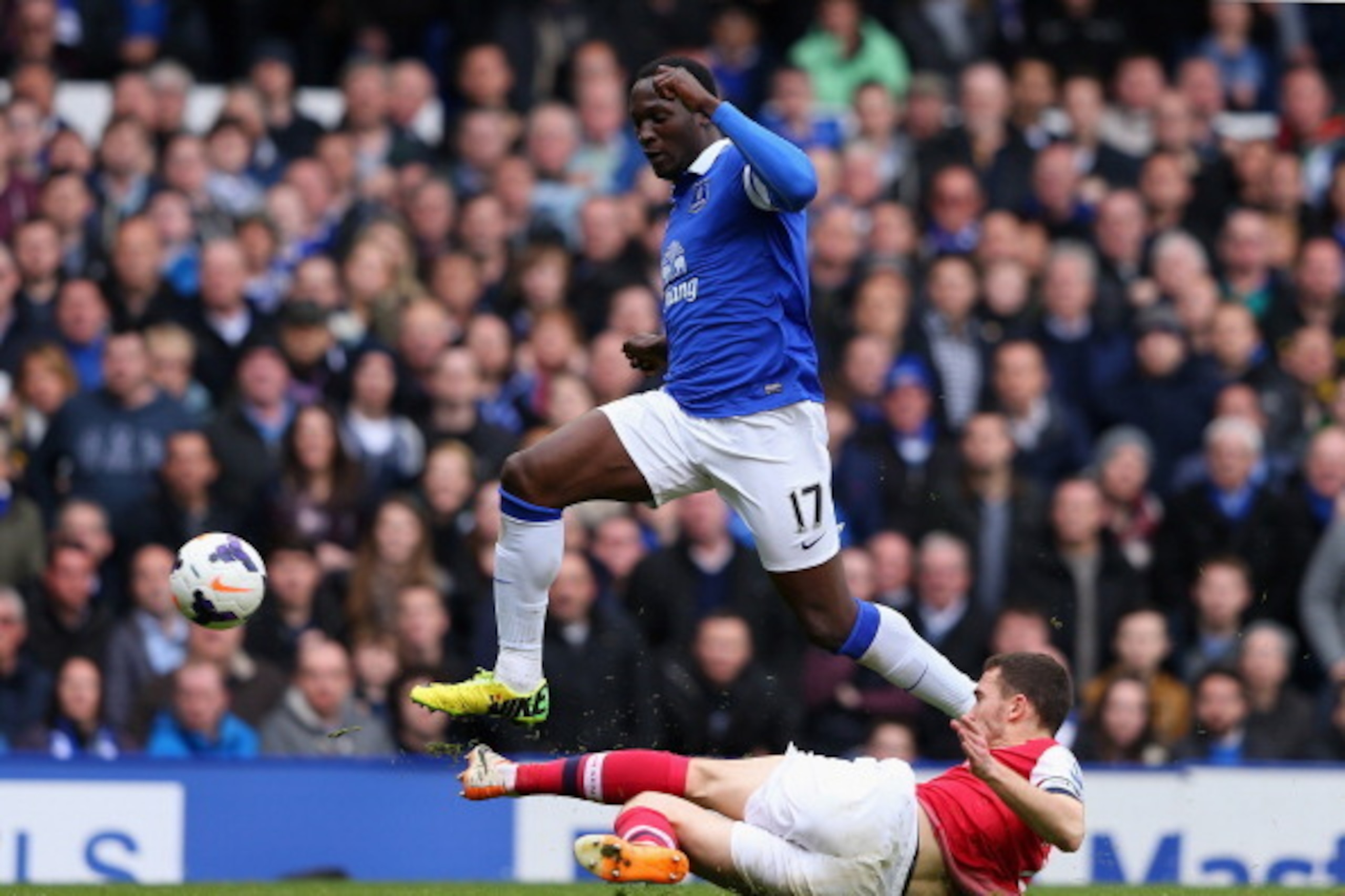 LIVERPOOL, ENGLAND - APRIL 06:  Thomas Vermaelen of Arsenal tackles Romelu Lukaku of Everton during the Barclays Premier League match between Everton and Arsenal at Goodison Park on April 6, 2014 in Liverpool, England.  (Photo by Alex Livesey/Getty Images