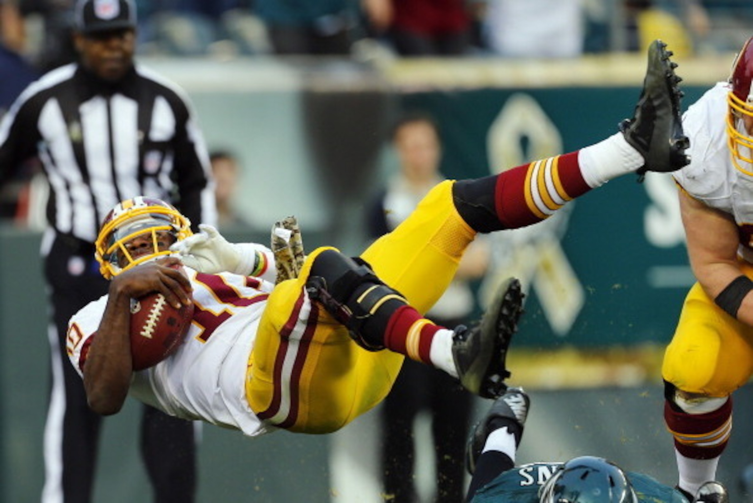 PHILADELPHIA, PA - NOVEMBER 17: Quarterback Robert Griffin III #10 of the Washington Redskins dives into the end zone for a two point conversion as he is hit by linebacker DeMeco Ryans #59 of the Philadelphia Eagles during the fourth quarter of a game at 