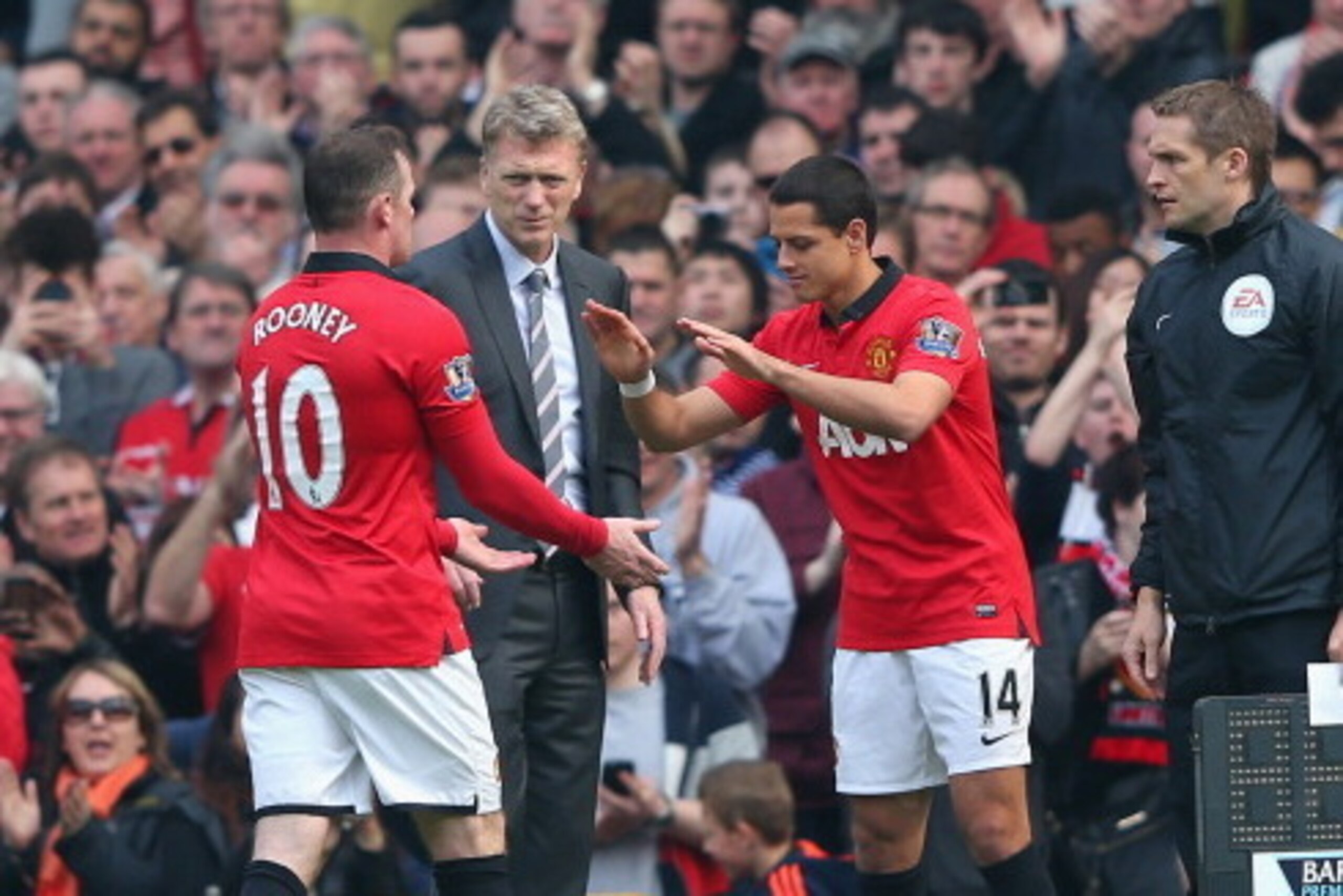 MANCHESTER, ENGLAND - MARCH 29:  Manchester United Manager David Moyes substitutes Wayne Rooney for Javier Hernandez during the Barclays Premier League match between Manchester United and Aston Villa at Old Trafford on March 29, 2014 in Manchester, Englan