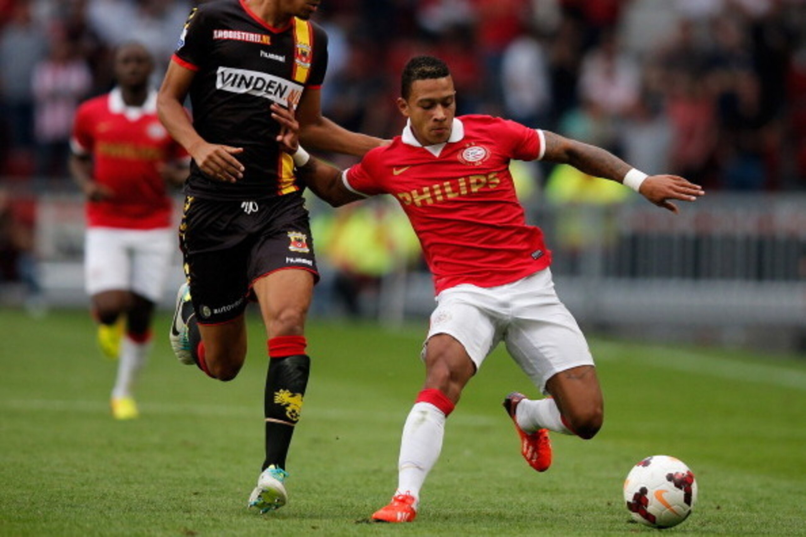 EINDHOVEN, NETHERLANDS - AUGUST 17:  Memphis Depay (R) of PSV and Mawouna Kodjo Amevor of Go Ahead Eagles battle for the ball during the Eredivisie match between PSV Eindhoven and Go Ahead Eagles at Philips Stadion on August 17, 2013 in Eindhoven, Netherl