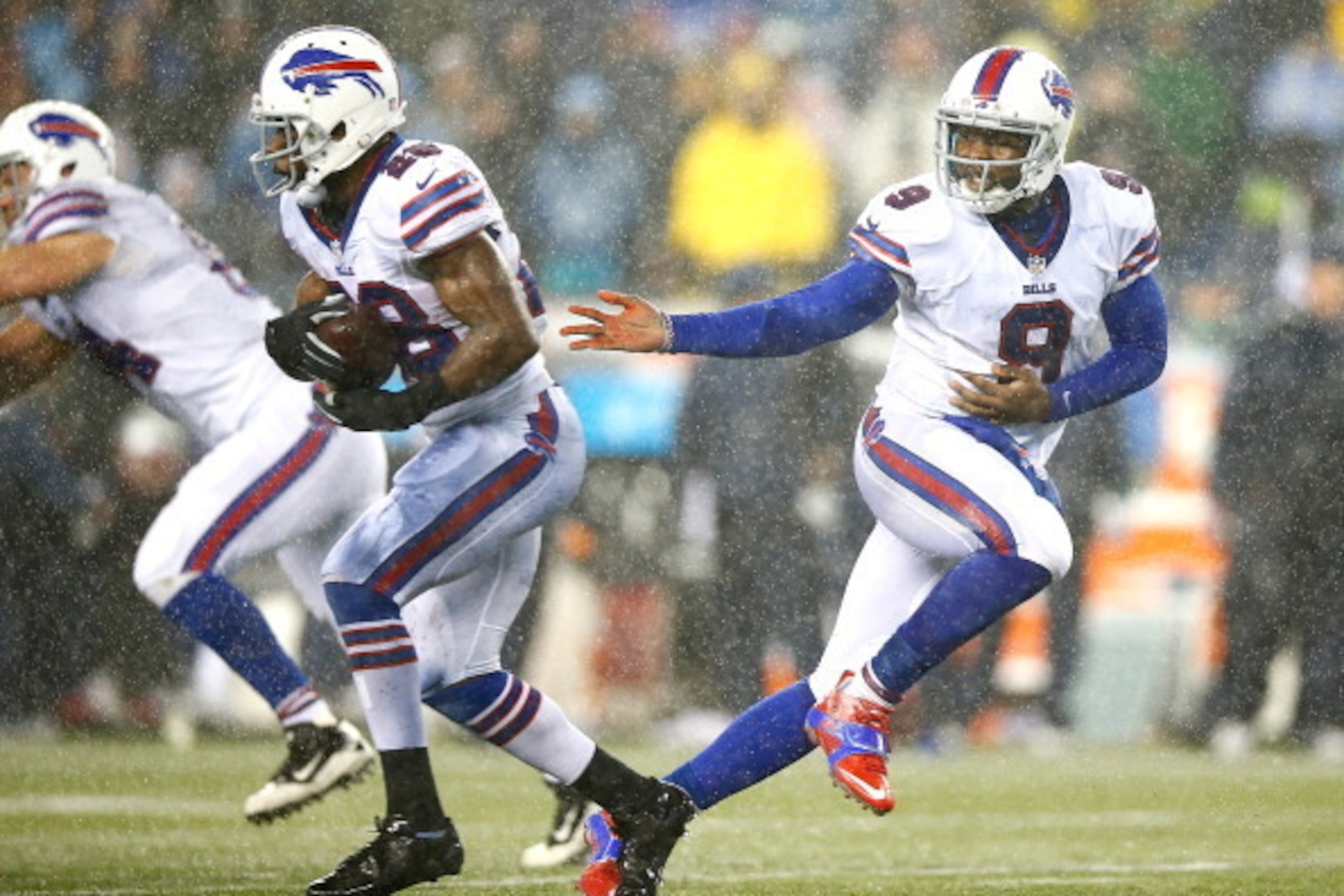 FOXBORO, MA - DECEMBER 29: Thad Lewis #9 of the Buffalo Bills hands the ball off to teammate C.J. Spiller #28 in the second half against the New England Patriots during the game at Gillette Stadium on December 29, 2013 in Foxboro, Massachusetts.  (Photo b