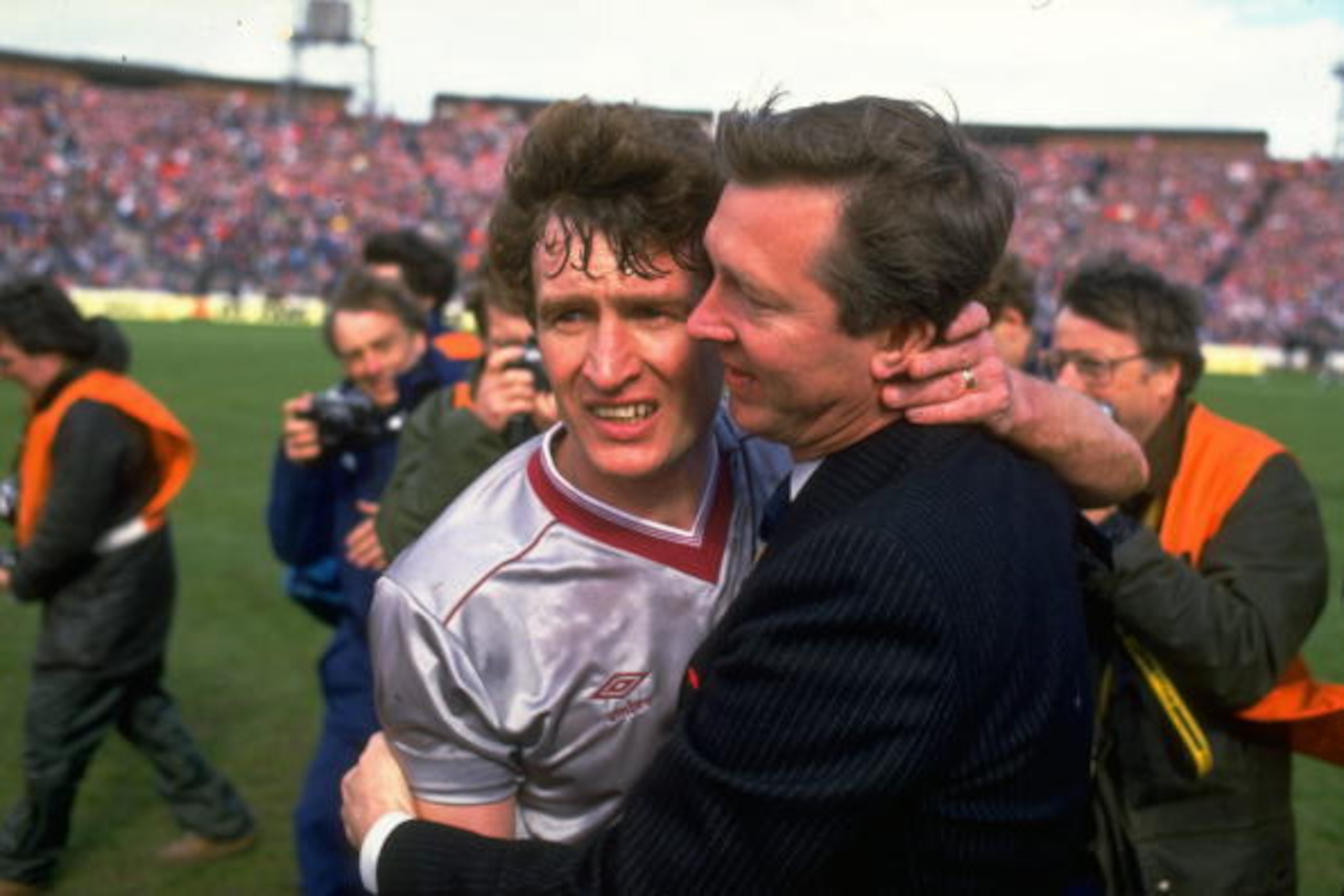 1986:  Alex Ferguson (right)  Manager of Aberdeen hugs Sandy Jardine (left) of Hearts in commiseration after the Scottish Cup Final match at Hampden Park in Glasgow, Scotland. Aberdeen won the match 3-0. \ Mandatory Credit: Allsport UK /Allsport