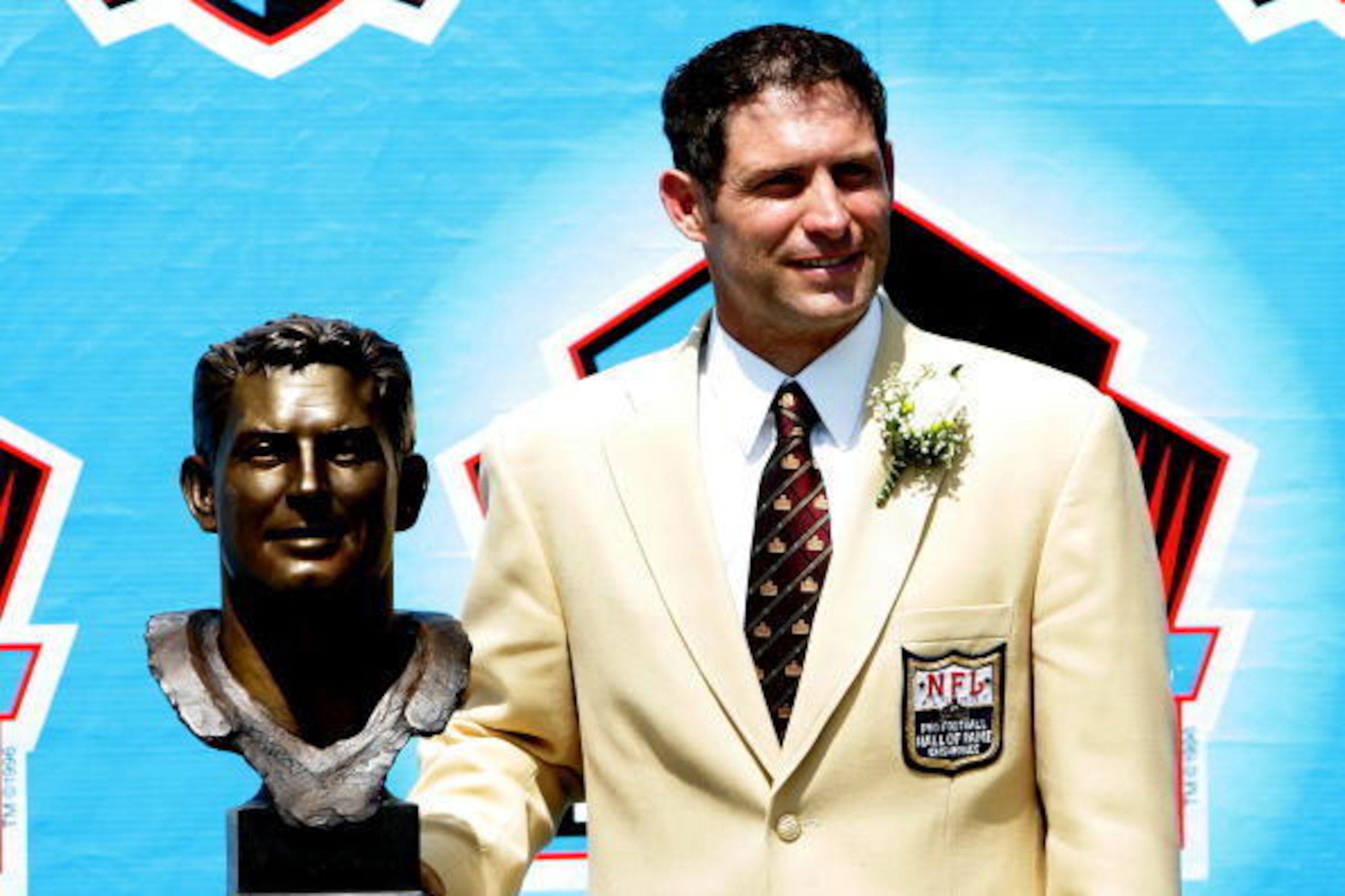 CANTON, OH - AUGUST 7: Pro Football Hall of Fame enshrinee Steve Young of the San Francisco 49ers poses with his bust during the 2005 NFL Hall of Fame enshrinement ceremony on August 7, 2005 in Canton, Ohio. (Photo by Jonathan Daniel/Getty Images)