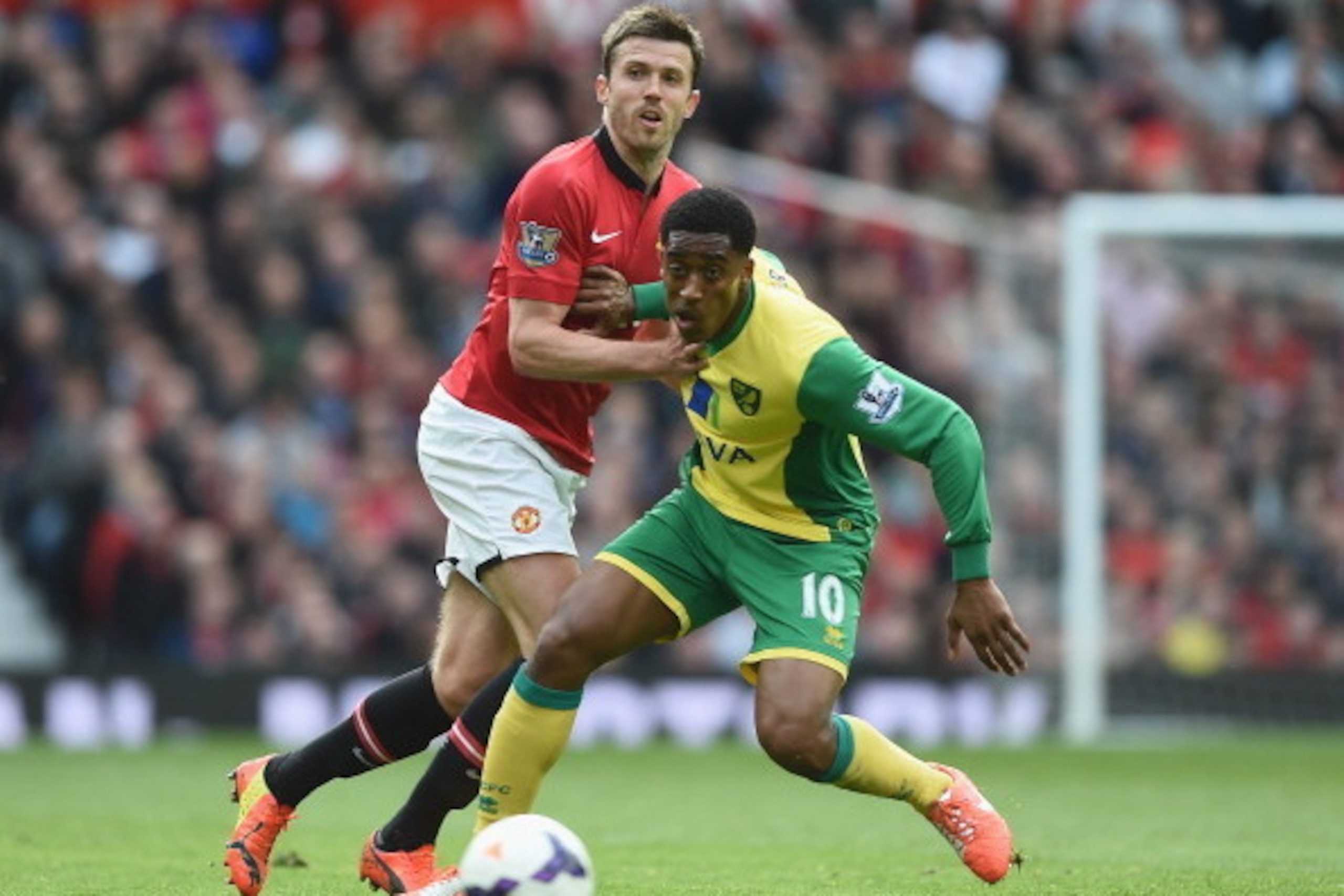 MANCHESTER, ENGLAND - APRIL 26:  Michael Carrick of Manchester United battles with Leroy Fer of Norwich City during the Barclays Premier League match between Manchester United and Norwich City at Old Trafford on April 26, 2014 in Manchester, England.  (Ph