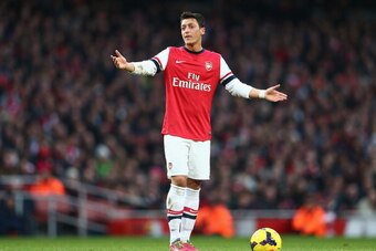 LONDON, ENGLAND - JANUARY 18:  Mesut Ozil of Arsenal in action during the Barclays Premier League match between Arsenal and Fulham at Emirates Stadium on January 18, 2014 in London, England.  (Photo by Clive Mason/Getty Images)