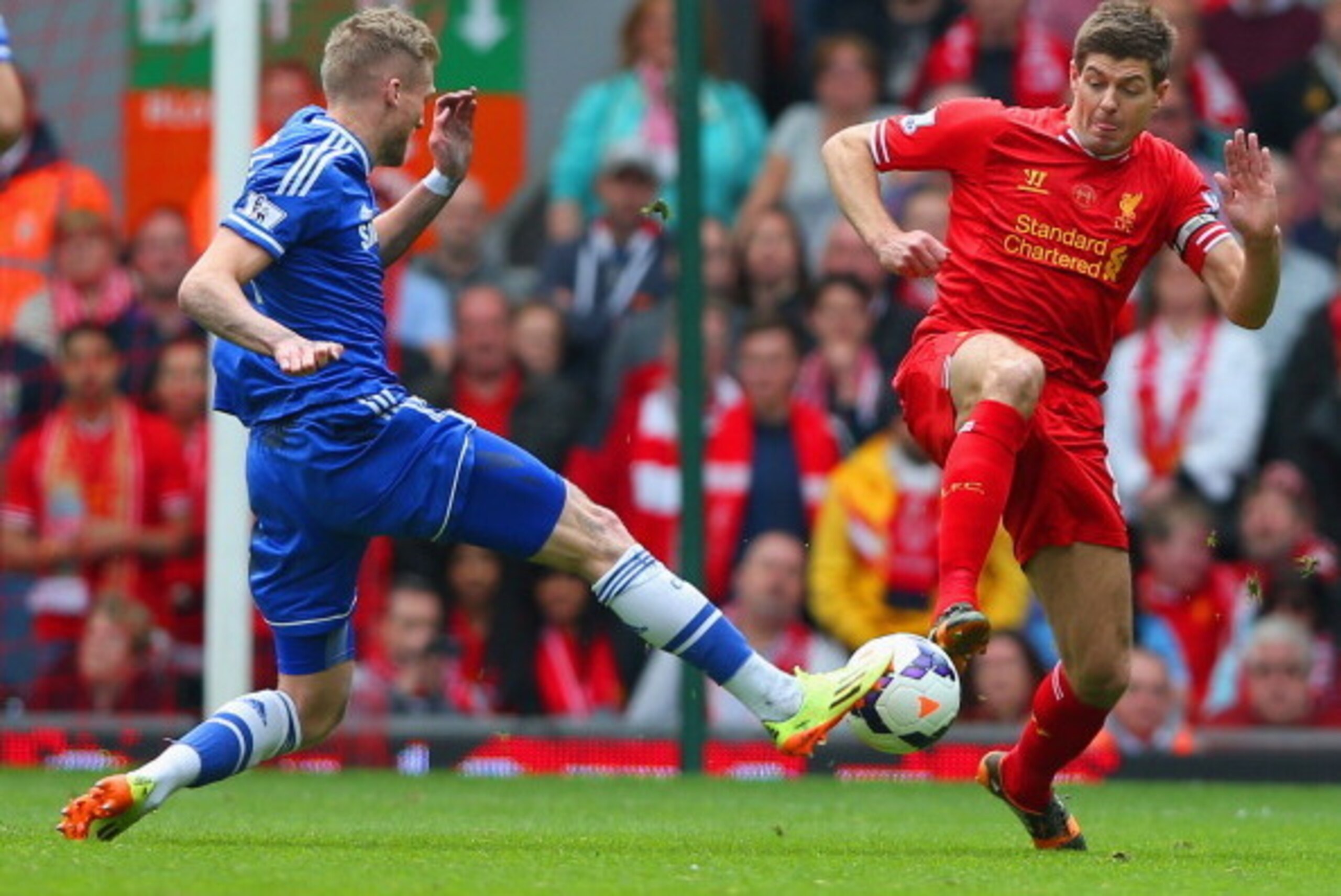 LIVERPOOL, ENGLAND - APRIL 27:  Andre Schurrle of Chelsea and Steven Gerrard of Liverpool battle for the ball during the Barclays Premier League match between Liverpool and Chelsea at Anfield on April 27, 2014 in Liverpool, England.  (Photo by Clive Bruns
