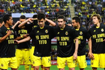 VILLARREAL, SPAIN - APRIL 27:  Villarreal CF players wear a t-shirt in memory of former FC Barcelona head coach Tito Vilanova during the La Liga match between Villarreal CF and FC Barcelona at El Madrigal on April 27, 2014 in Villarreal, Spain.  (Photo by