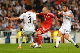 MADRID, SPAIN - APRIL 23:  Arjen Robben of Bayern Muenchen shoots under pressure from Pepe and Xabi Alonso of Real Madrid during the UEFA Champions League semi-final first leg match between Real Madrid and FC Bayern Muenchen at the Estadio Santiago Bernab