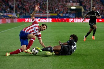 MADRID, SPAIN - APRIL 22: Juan Francisco Torres alias Juanfran (L) of Atletico de Madrid competes for the ball with Da Silva Willian (R) of Chelsea FC during the UEFA Champions League Semi Final first leg match between Club Atletico de Madrid and Chelsea 
