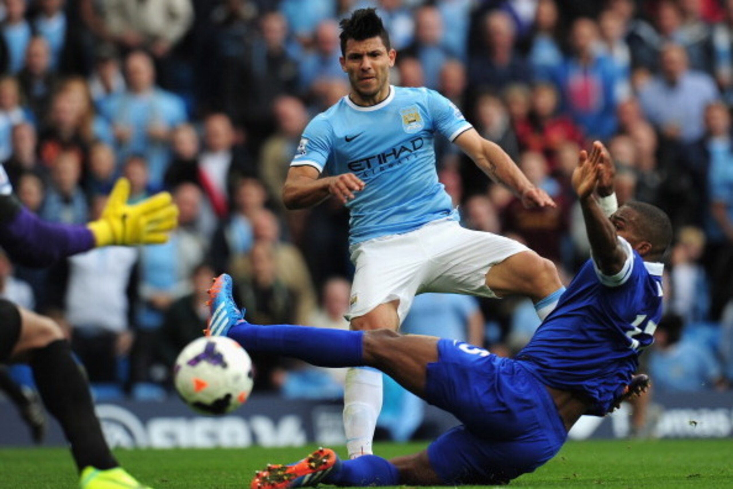 MANCHESTER, ENGLAND - OCTOBER 05: Sergio Aguero of Manchester City shoots past Sylvain Distin (R) and Tim Howard (L) of Everton to score his team's second goal during the Barclays Premier League match between Manchester City and Everton at Etihad Stadium MANCHESTER, ENGLAND - OCTOBER 05: Sergio Aguero of Manchester City shoots past Sylvain Distin (R) and Tim Howard (L) of Everton to score his team's second goal during the Barclays Premier League match between Manchester City and Everton at Etihad Stadium