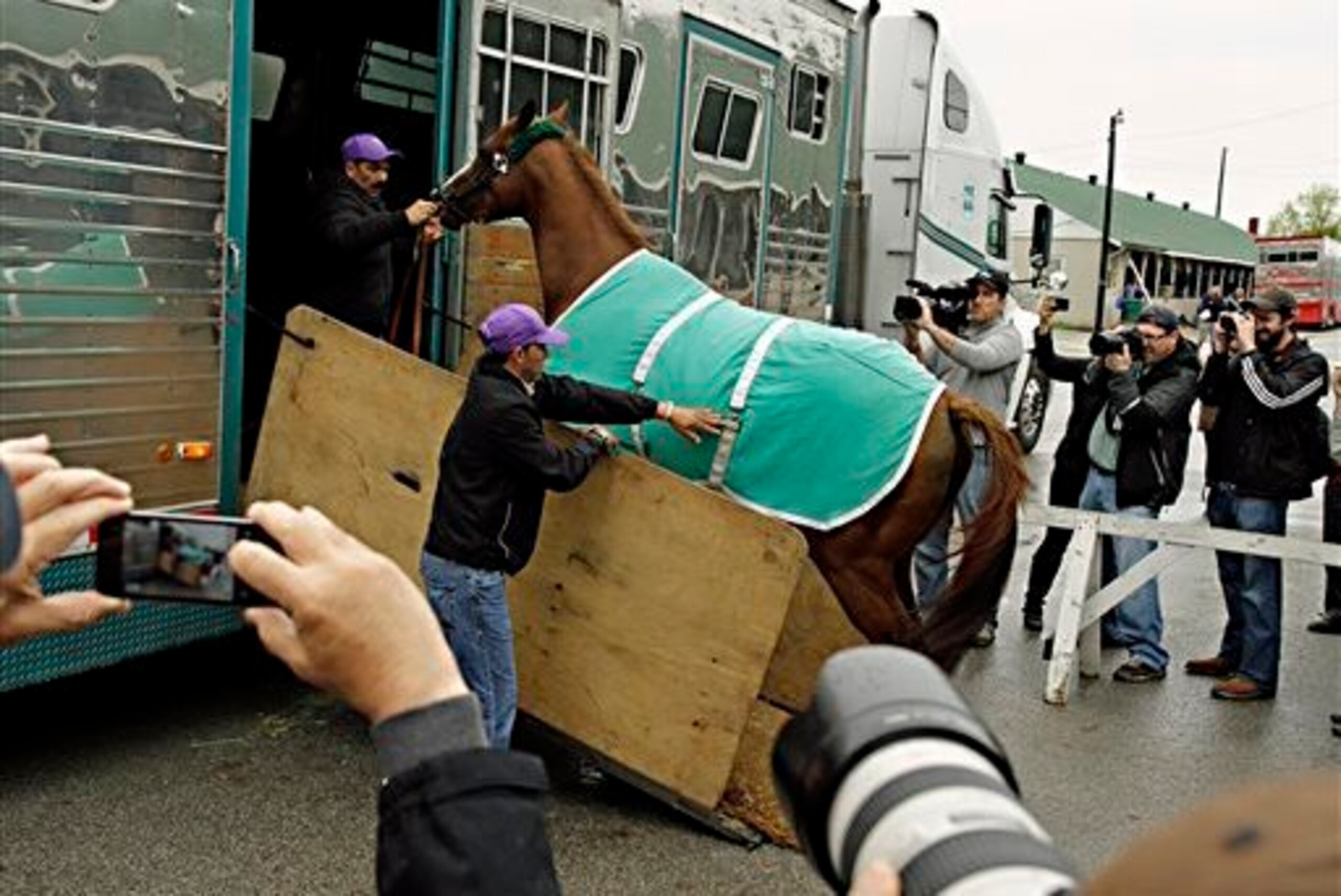 California Chrome's moonwalking debut at Churchill Downs