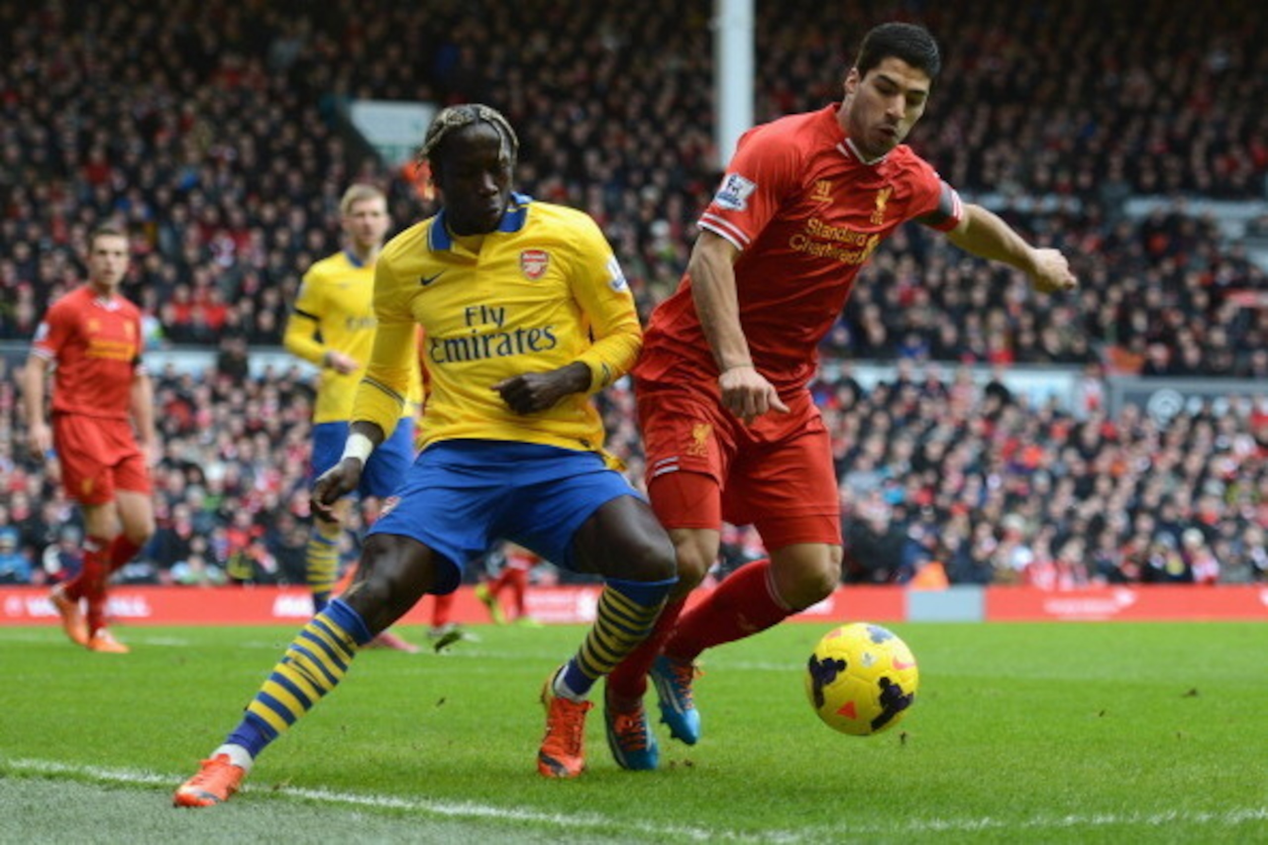 LIVERPOOL, ENGLAND - FEBRUARY 08:  Luis Suarez of Liverpool is challenged by Bacary Sagna of Arsenal during the Barclays Premier League match between Liverpool and Arsenal at Anfield on February 8, 2014 in Liverpool, England.  (Photo by Michael Regan/Gett
