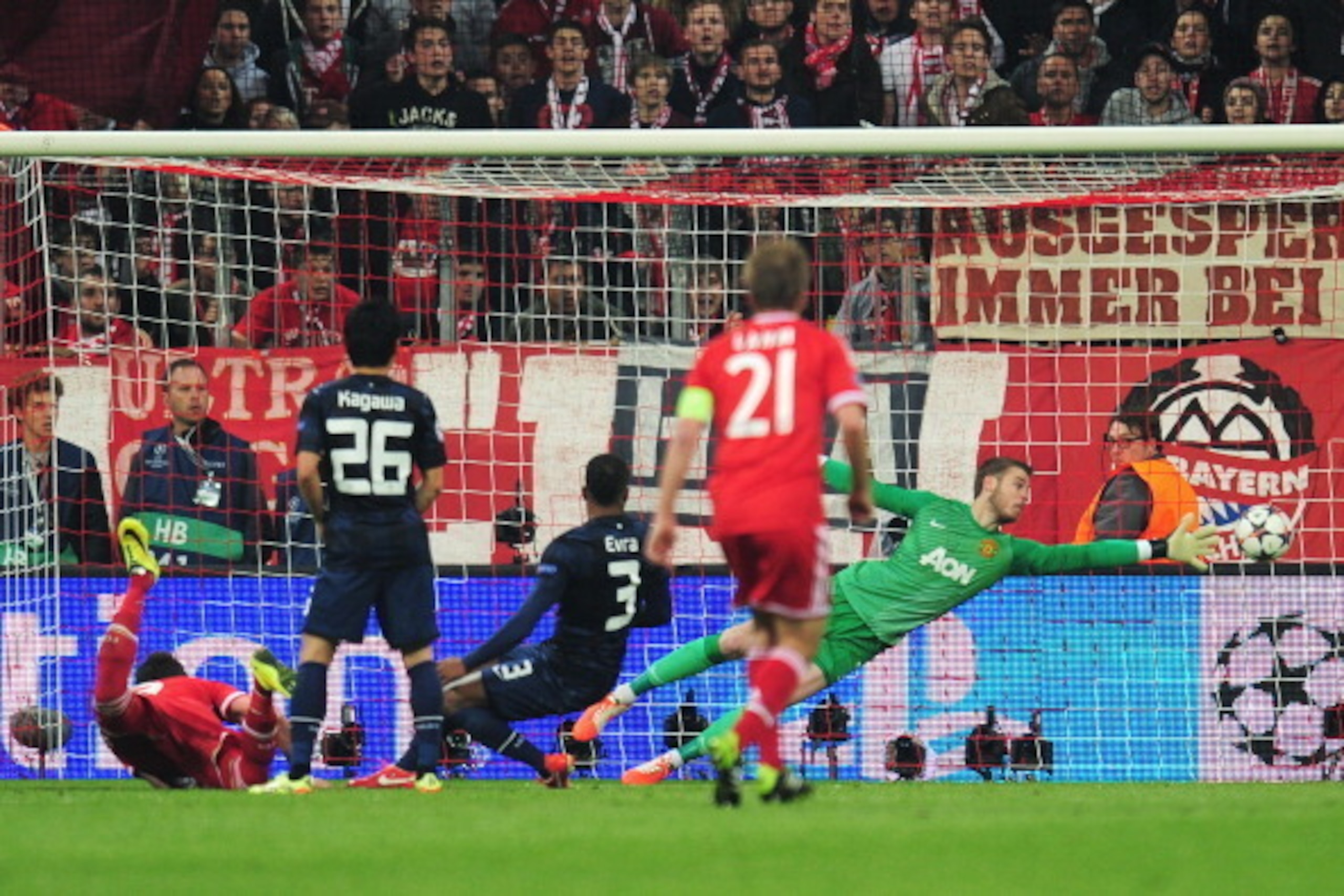MUNICH, GERMANY - APRIL 09:  Mario Mandzukic of Bayern Muenchen scores his goal with a header past goalkeeper David de Gea of Manchester United during the UEFA Champions League Quarter Final second leg match between FC Bayern Muenchen and Manchester Unite