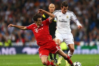 MADRID, SPAIN - APRIL 23:  Gareth Bale of Real Madrid takes on Javi Martinez of Bayern Muenchen during the UEFA Champions League semi-final first leg match between Real Madrid and FC Bayern Muenchen at the Estadio Santiago Bernabeu on April 23, 2014 in Ma