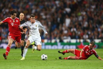 MADRID, SPAIN - APRIL 23:  Gareth Bale of Real Madrid takes on Javi Martinez (L) and Philipp Lahm of Bayern Muenchen during the UEFA Champions League semi-final first leg match between Real Madrid and FC Bayern Muenchen at the Estadio Santiago Bernabeu on