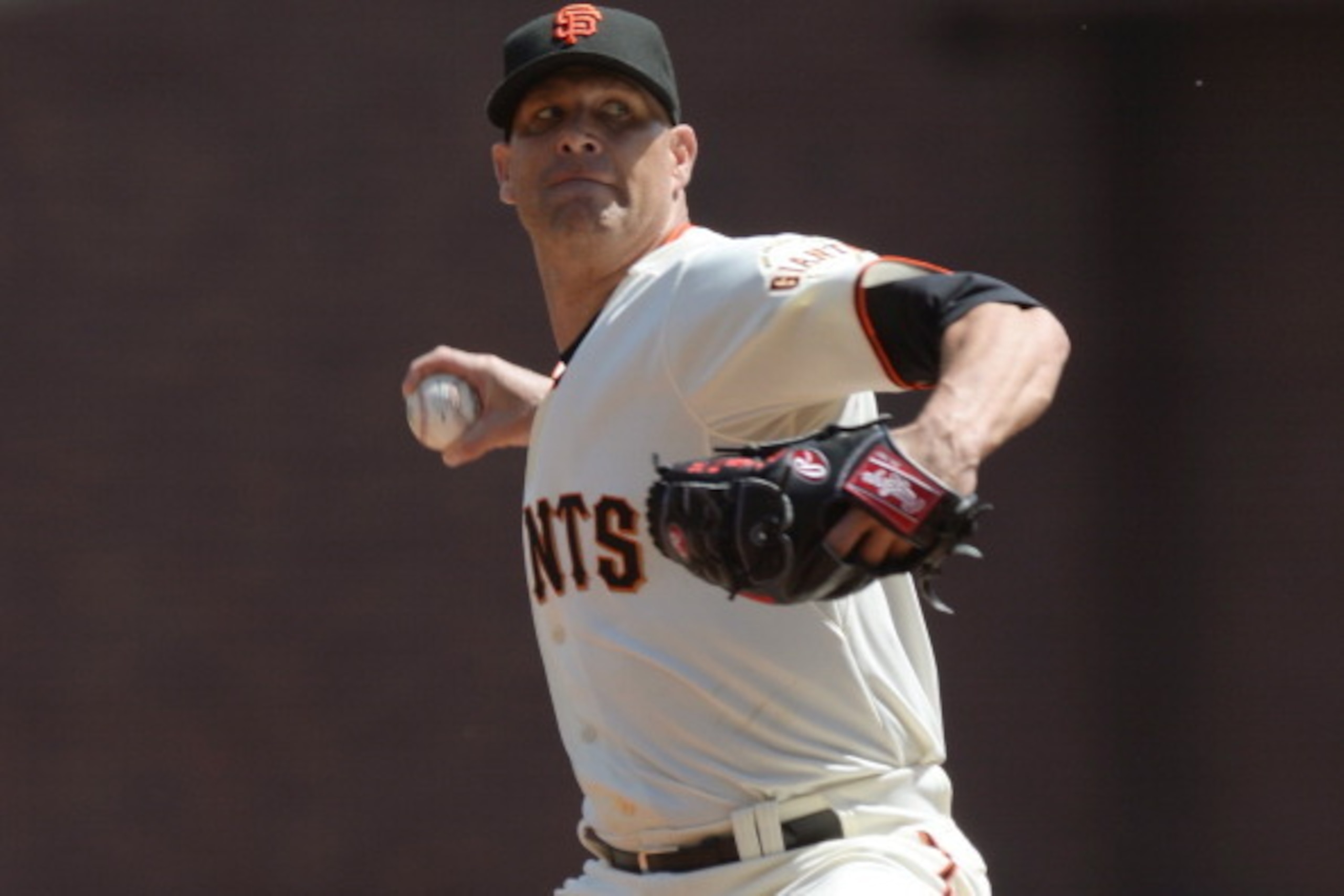 SAN FRANCISCO, CA - APRIL 08:  Tim Hudson #17 of the San Francisco Giants pitches against the Arizona Diamondbacks during the first inning at AT&T Park on April 8, 2014 in San Francisco, California.  (Photo by Thearon W. Henderson/Getty Images)