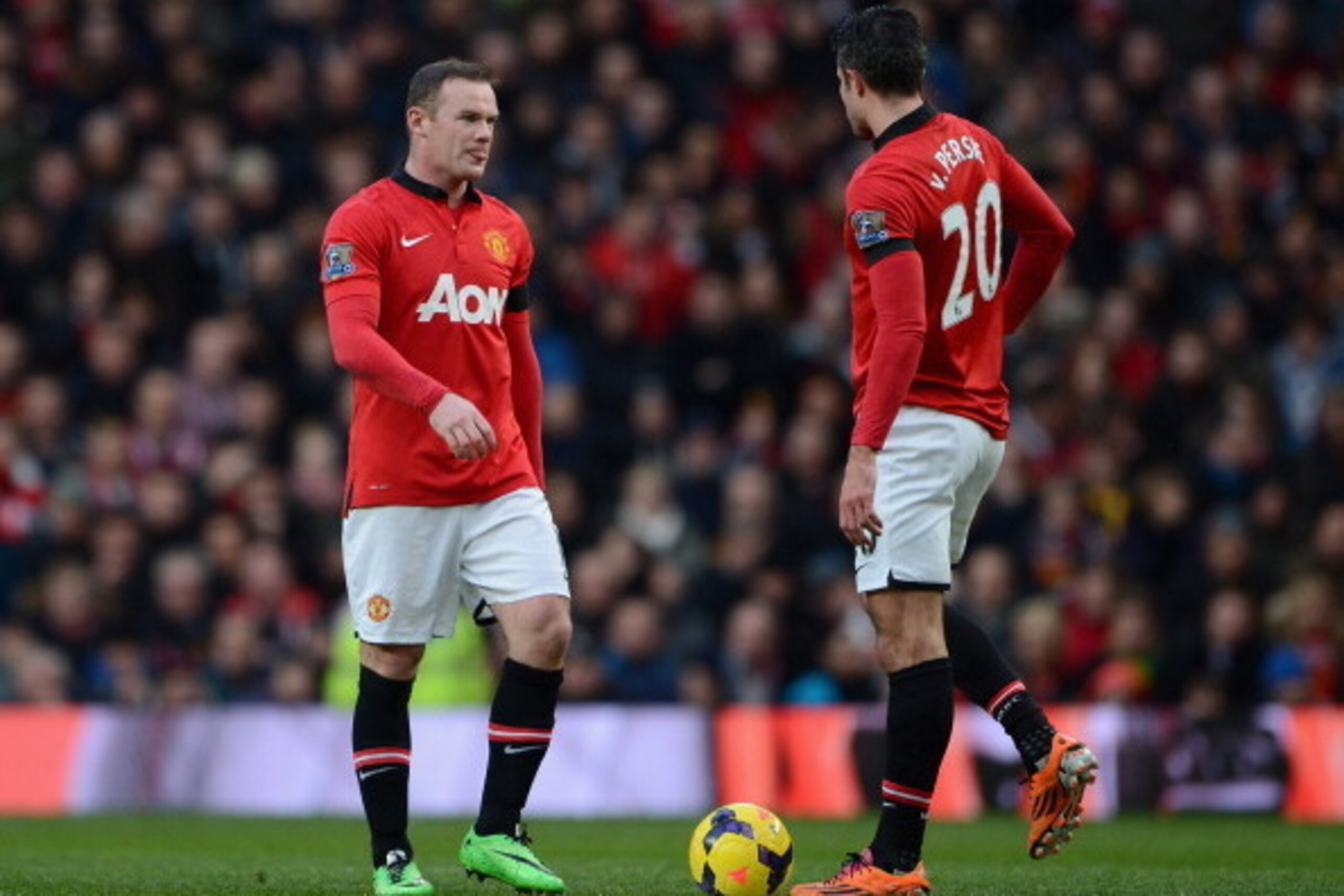 MANCHESTER, ENGLAND - FEBRUARY 09:  Wayne Rooney and Robin van Persie of Manchester United prepare to kick off after conceding the opening goal during the Barclays Premier League match between Manchester United and Fulham at Old Trafford on February 9, 20