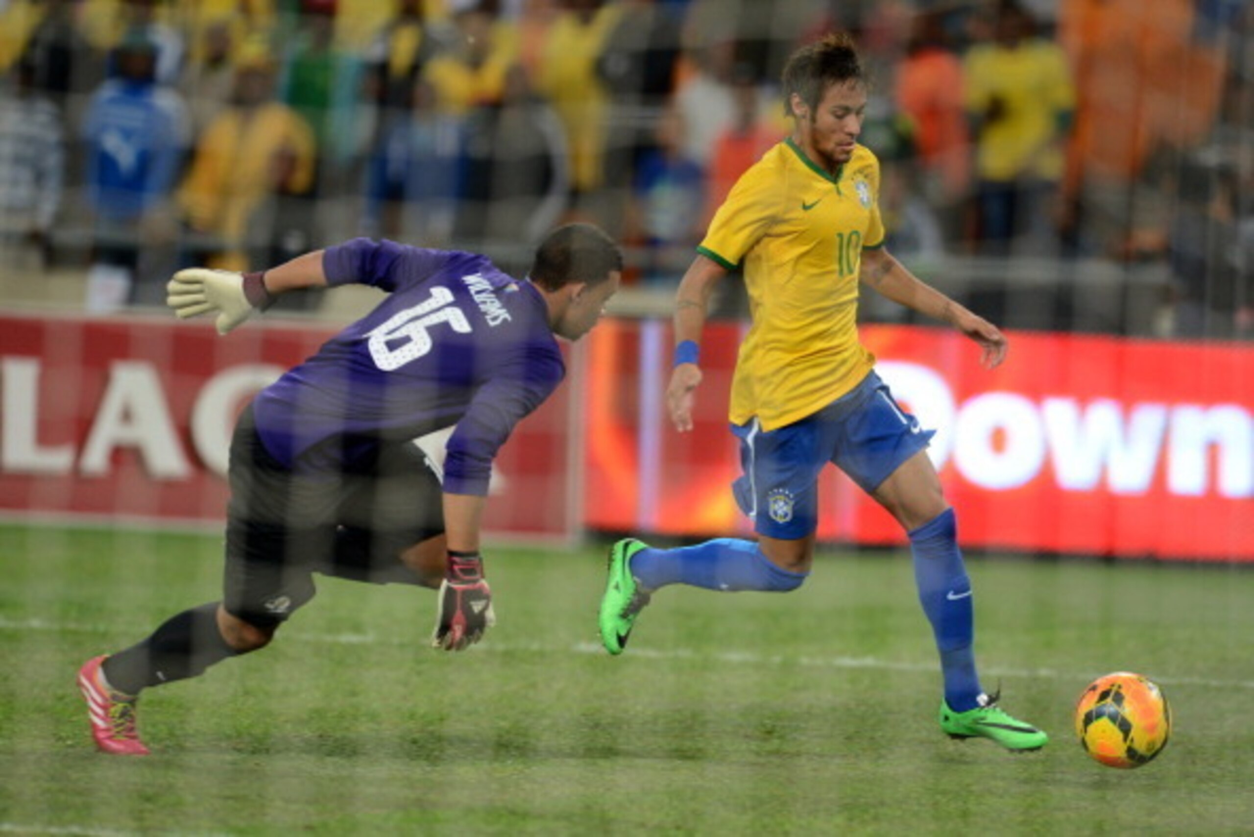 JOHANNESBURG, SOUTH AFRICA - MARCH 05: Ronwen Williams of South Africa and Neymar of Brazil in action during the International Friendly match between South Africa and Brazil at FNB Stadium on March 05, 2014 in Johannesburg, South Africa. (Photo by Lefty JOHANNESBURG, SOUTH AFRICA - MARCH 05: Ronwen Williams of South Africa and Neymar of Brazil in action during the International Friendly match between South Africa and Brazil at FNB Stadium on March 05, 2014 in Johannesburg, South Africa. (Photo by Lefty