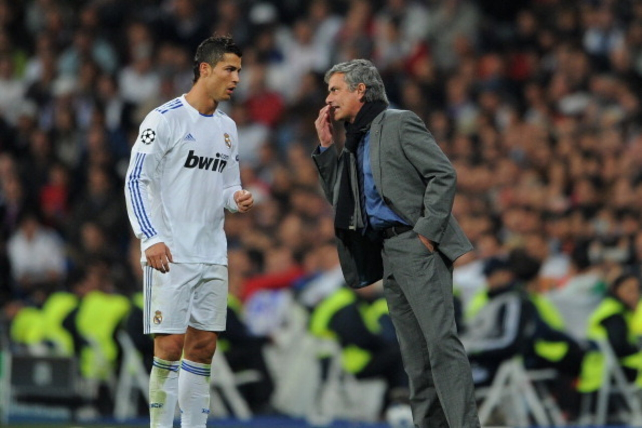 MADRID, SPAIN - OCTOBER 19:  Head Coach Jose Mourinho (R) of Real Madrid instructs Cristiano Ronaldo during the UEFA Champions League group G match between Real Madrid and AC Milan at the Estadio Santiago Bernabeu on October 19, 2010 in Madrid, Spain.  (P