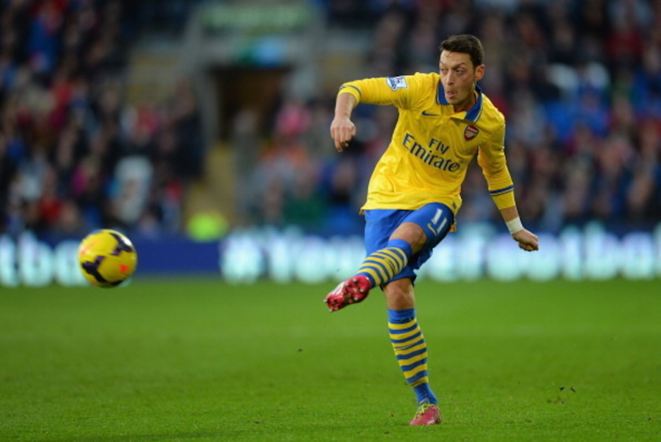 CARDIFF, WALES - NOVEMBER 30:  Mesut Ozil of Arsenal in action during the Barclays Premier League match between Cardiff City and Arsenal at Cardiff City Stadium on November 30, 2013 in Cardiff, Wales.  (Photo by Christopher Lee/Getty Images)