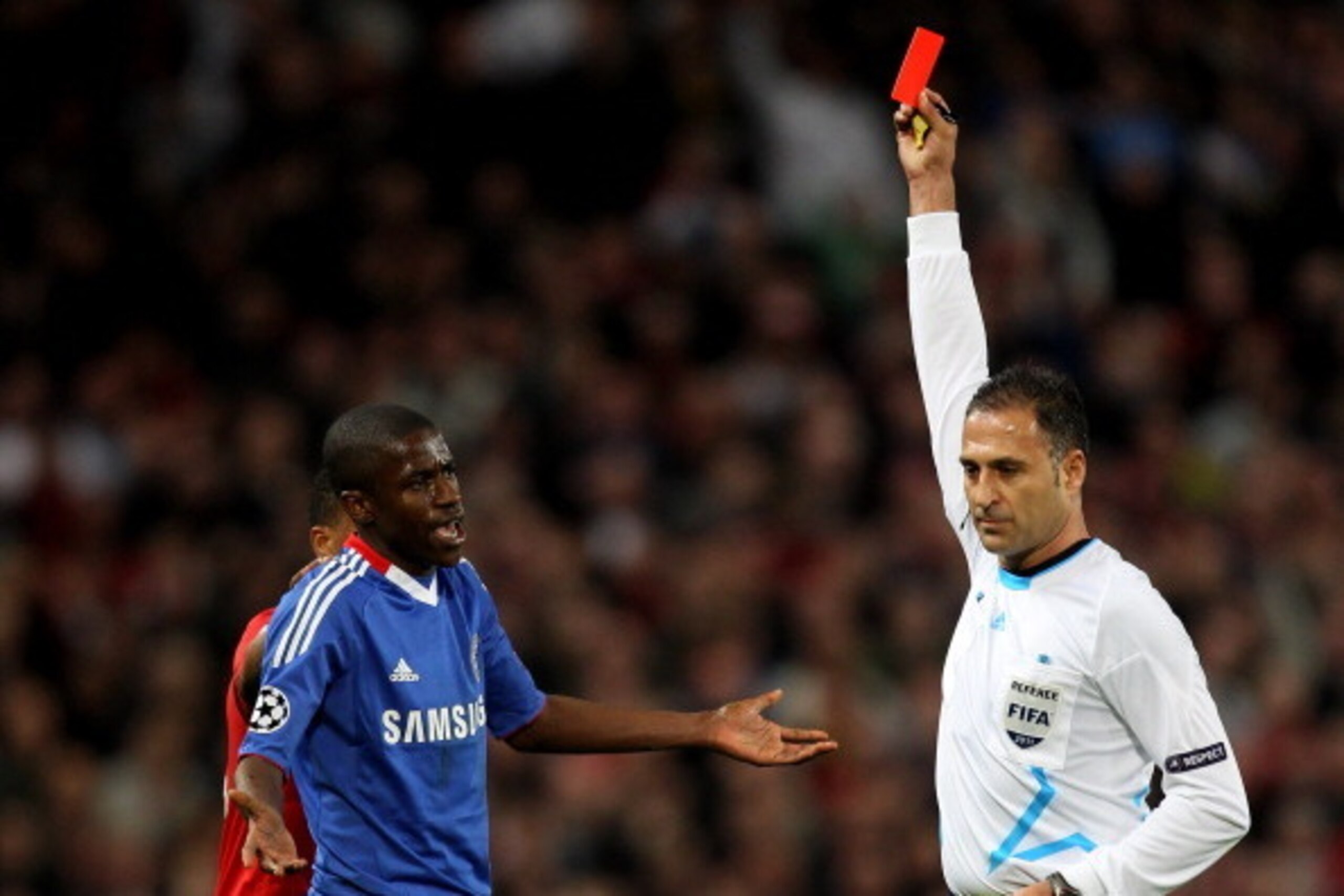 MANCHESTER, ENGLAND - APRIL 12:  Referee Olegario Benquerenca shows a red card to Ramires of Chelsea during the UEFA Champions League Quarter Final second leg match between Manchester United and Chelsea at Old Trafford on April 12, 2011 in Manchester, Eng
