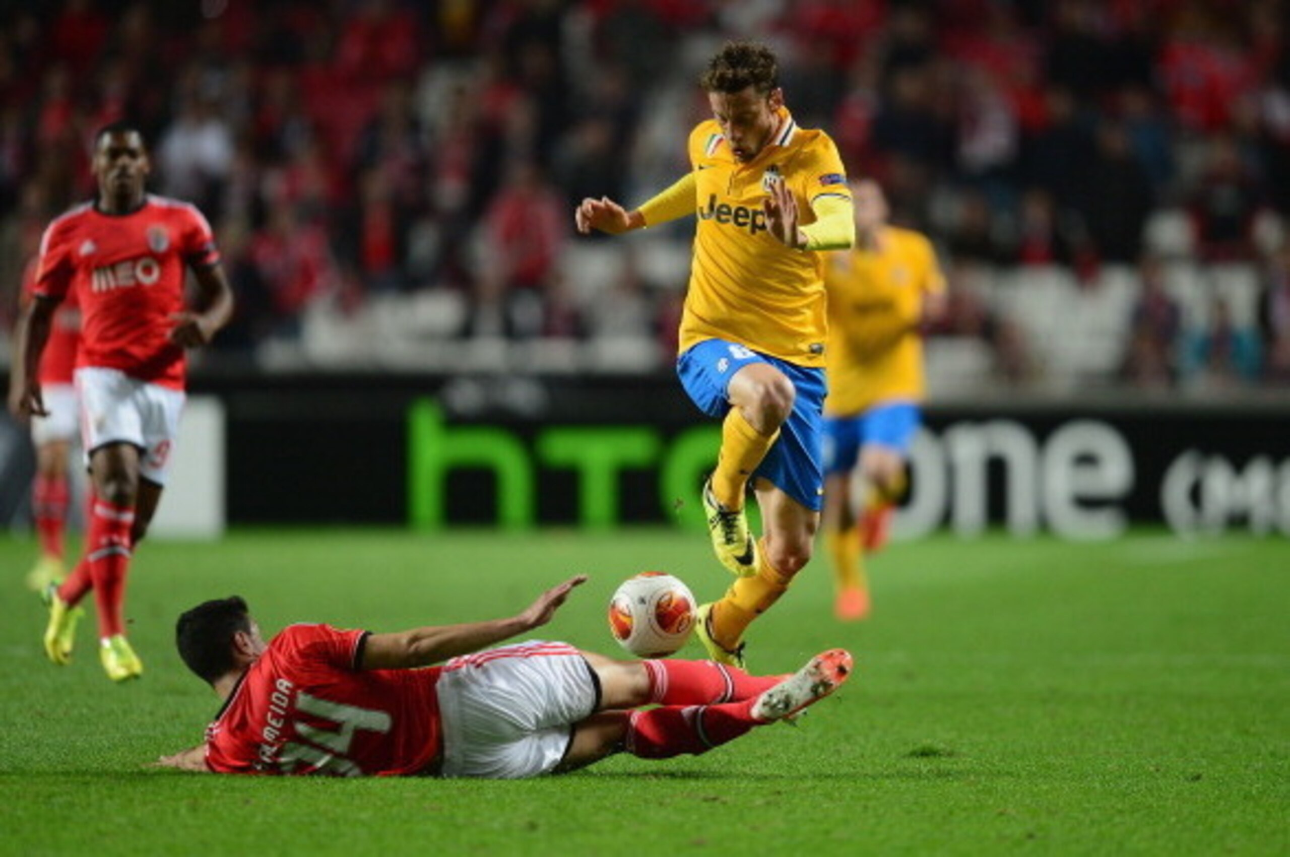 LISBON, PORTUGAL - APRIL 24:  Miralem Sulejmani of Juventus battles with Maxi Pereira of Benfica during the UEFA Europa League Semi Final between SL Benfica and Juventus at Estadio da Luz on April 24, 2014 in Lisbon, Portugal.  (Photo by Jamie McDonald/Ge