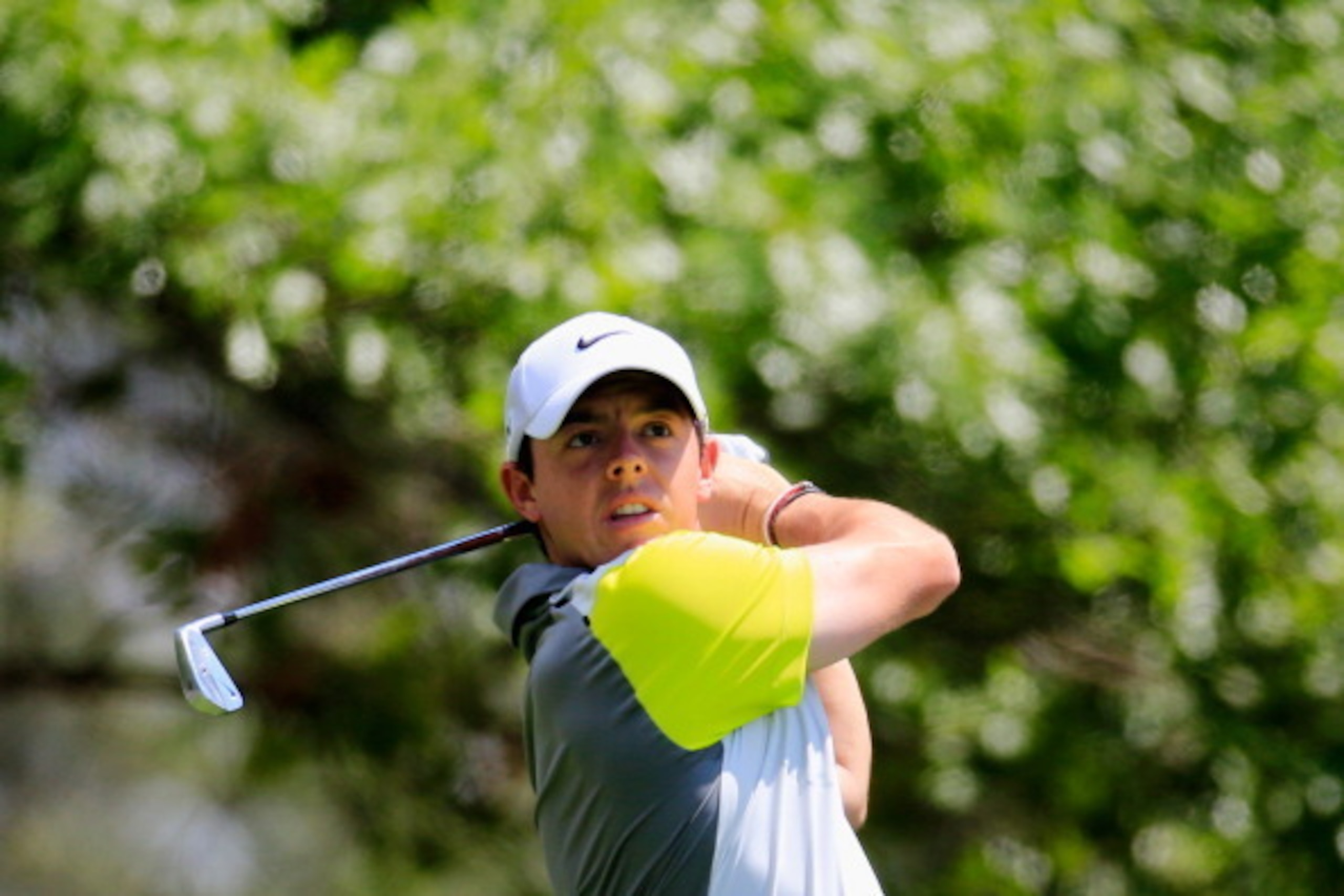AUGUSTA, GA - APRIL 13:  Rory McIlroy of Northern Ireland hits his tee shot on the fourth hole during the final round of the 2014 Masters Tournament at Augusta National Golf Club on April 13, 2014 in Augusta, Georgia.  (Photo by Rob Carr/Getty Images)