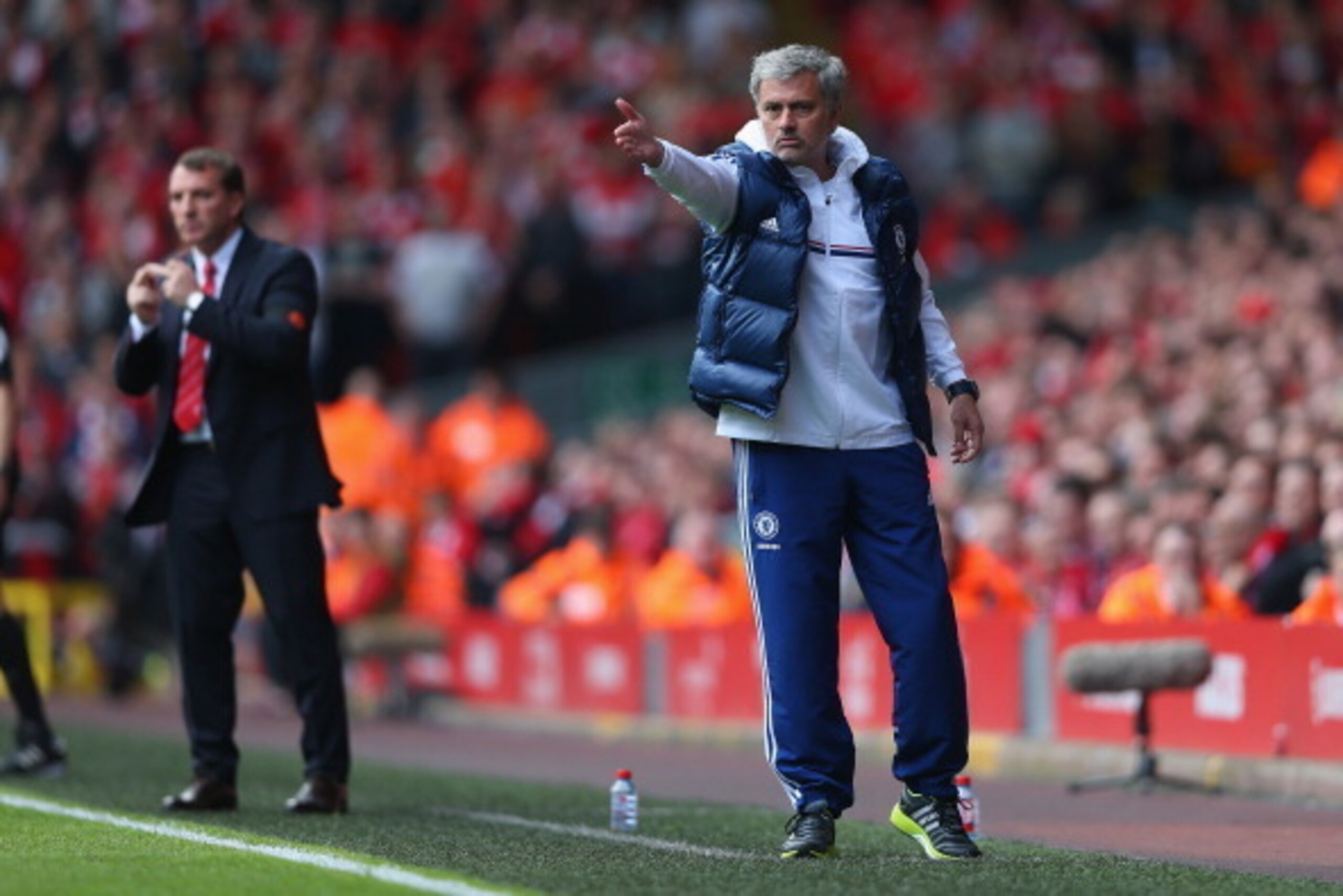 LIVERPOOL, ENGLAND - APRIL 27:   Jose Mourinho manager of Chelsea gives his team instructions during the Barclays Premier League match between Liverpool and Chelsea at Anfield on April 27, 2014 in Liverpool, England.  (Photo by Clive Brunskill/Getty Image