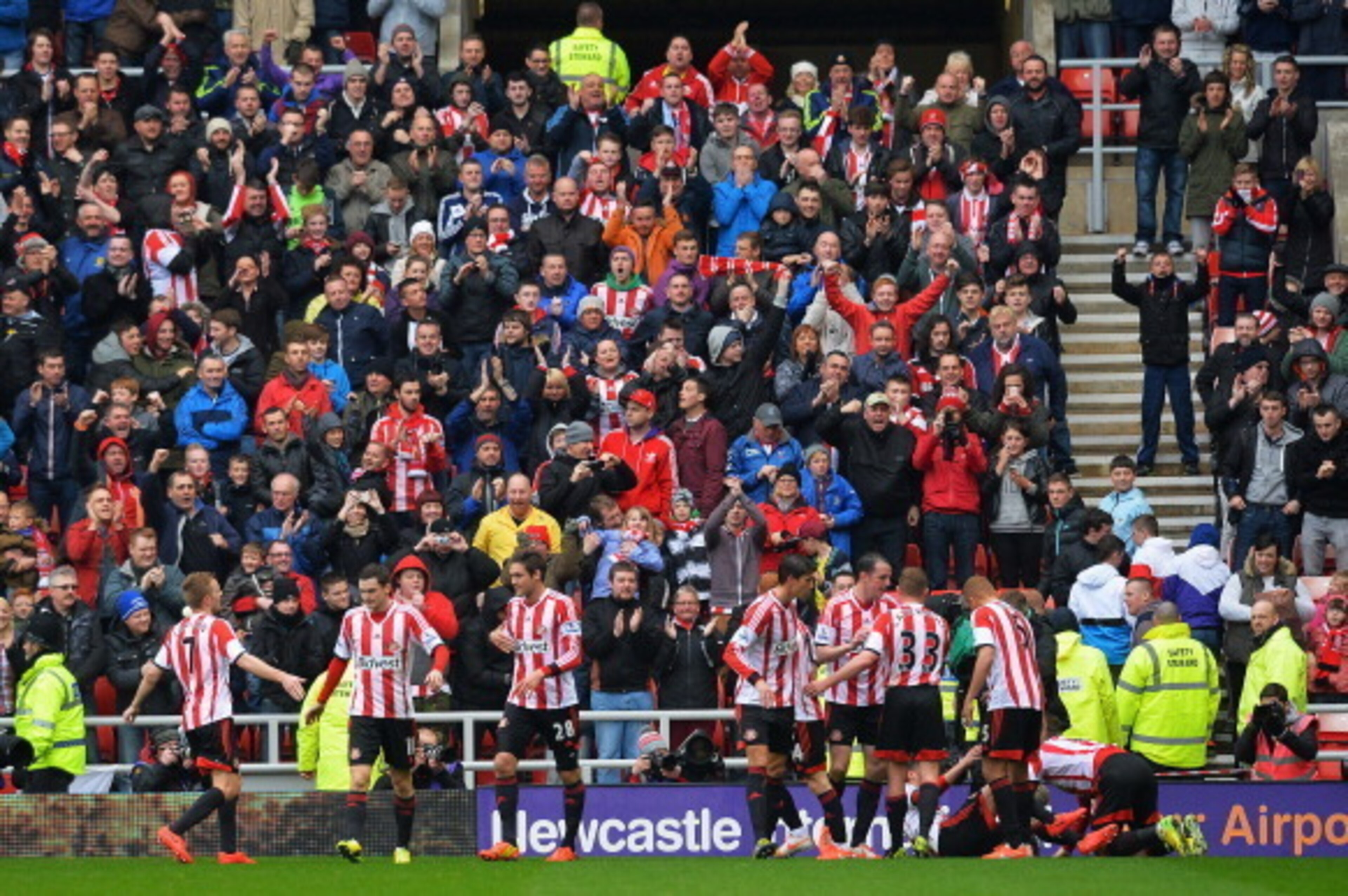 SUNDERLAND, ENGLAND - APRIL 27: Sunderland players and fans celebrate the opening goal scored by Connor Wickham during the Barclays Premier League match between Sunderland and Cardiff City at the Stadium of Light on April 27, 2014 in Sunderland, England. 