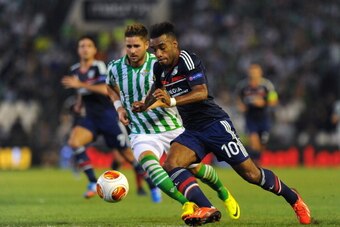 SEVILLE, SPAIN - SEPTEMBER 19:  Alexandre Lacazette (R) of Olympique Lyonnais and Markus Steinhofer of Real Betis Balompie in action during the UEFA Europa League group stage match between Real Betis Balompie and Olympique Lyonnais held on September 19, 2