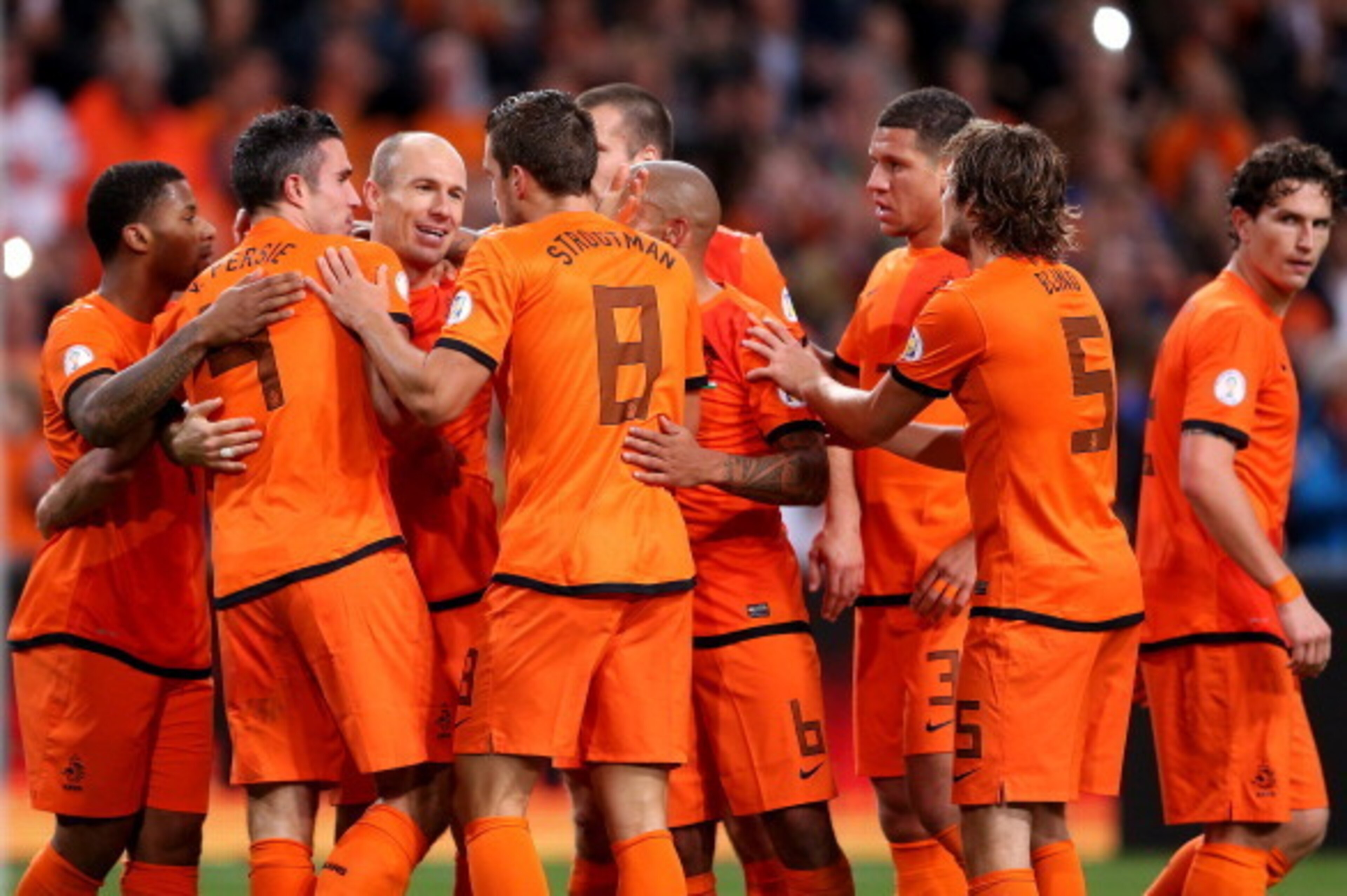 AMSTERDAM, NETHERLANDS - OCTOBER 11:  Arjen Robben of Holland (3rd L) celebrates with Robin van Persie (2nd L) during the FIFA 2014 World Cup Qualifing match between Holland and Hungary at Amsterdam Arena on October 11, 2013 in Amsterdam, Netherlands.  (P
