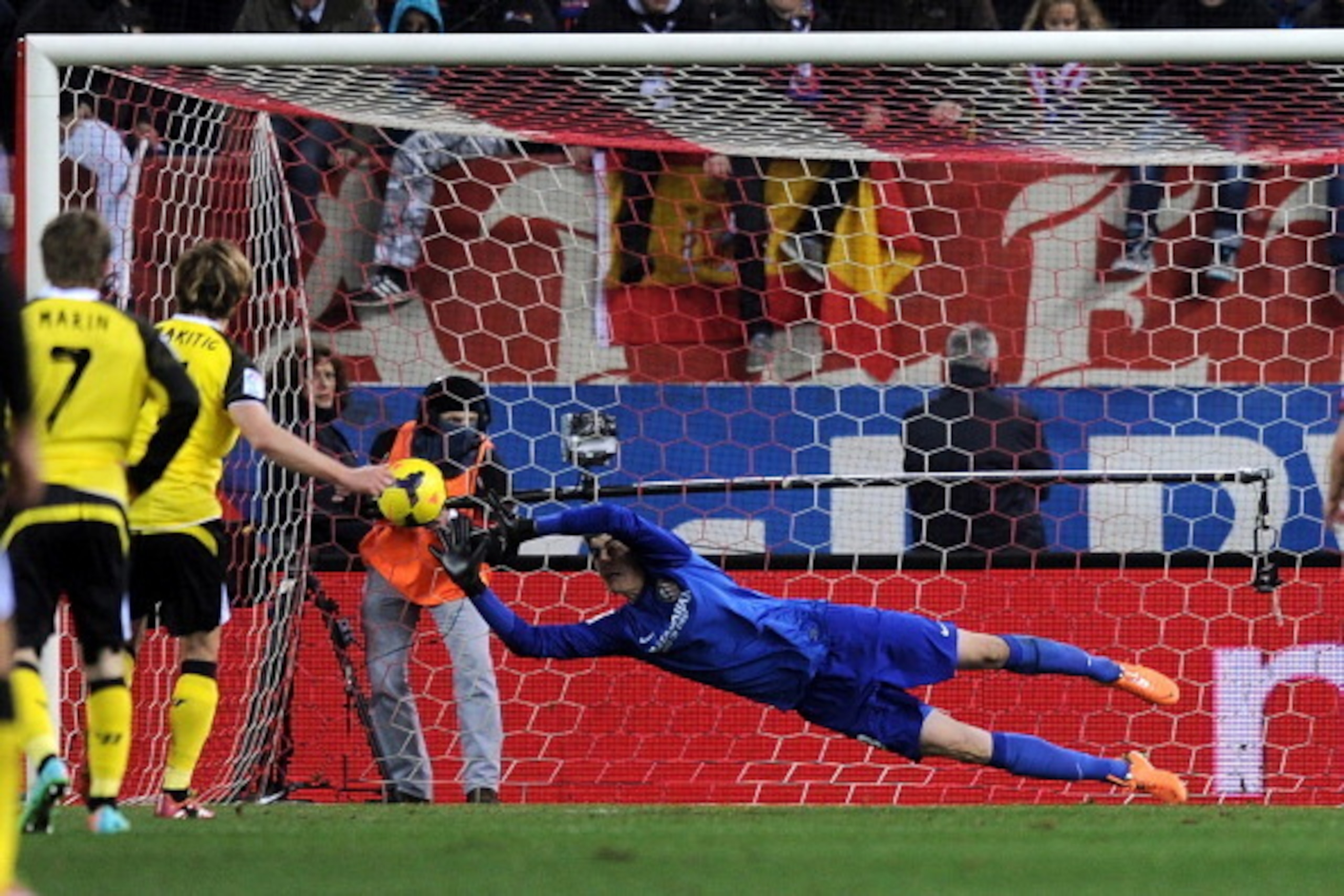 MADRID, SPAIN - JANUARY 19:   Thibaut Courtois of Club Atletico de Madrid fails to save a penalty kick from Ivan Rakitic of Sevilla FC during the La Liga match between Club Atletico de Madrid and Sevilla FC at Vicente Calderon Stadium on January 19, 2014 
