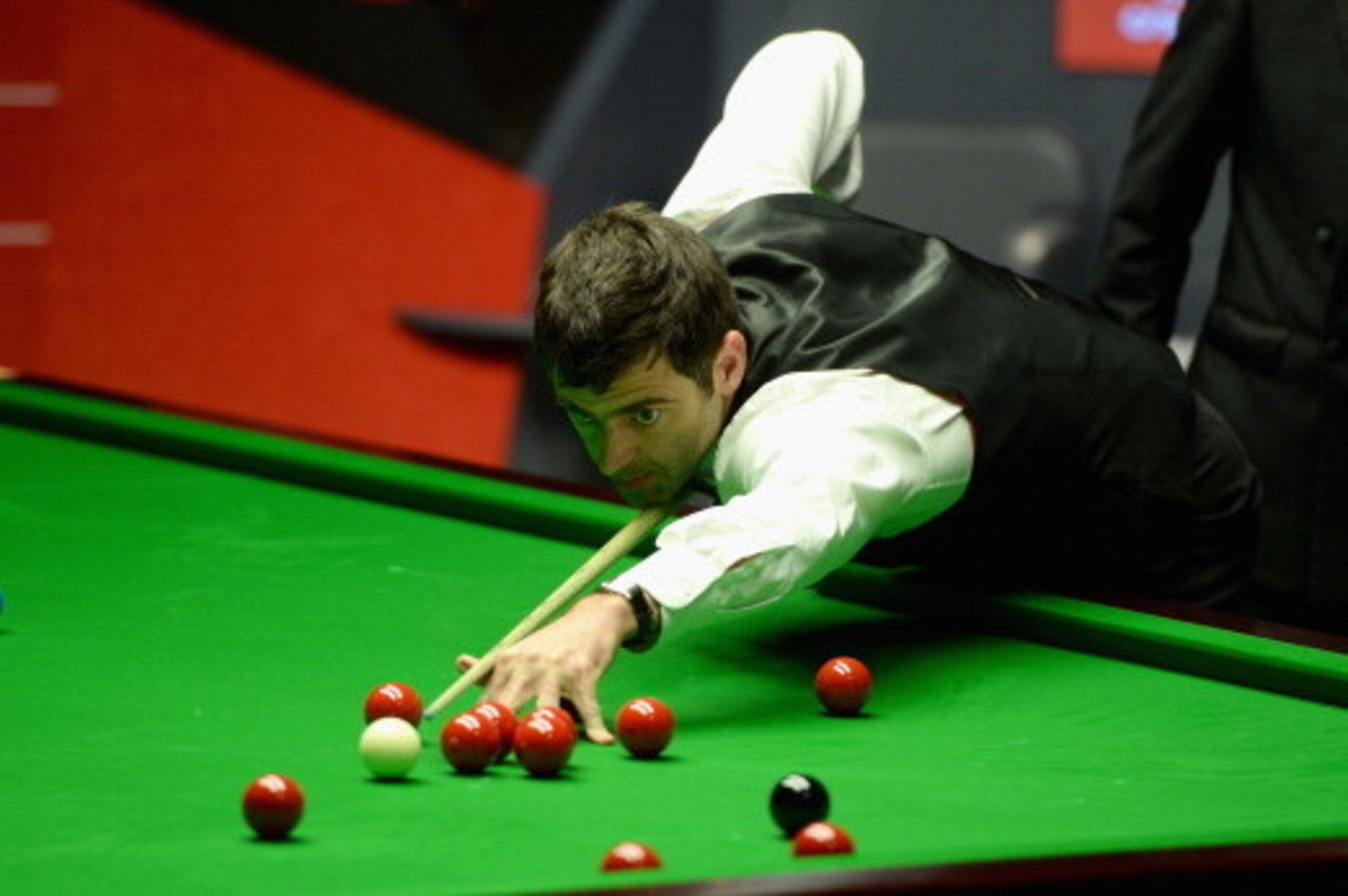 SHEFFIELD, ENGLAND - MAY 01:  Ronnie O'Sullivan plays a shot against Barry Hawkins during their semi final in The Dafabet World Snooker Championship at Crucible Theatre on May 1, 2014 in Sheffield, England.  (Photo by Gareth Copley/Getty Images)