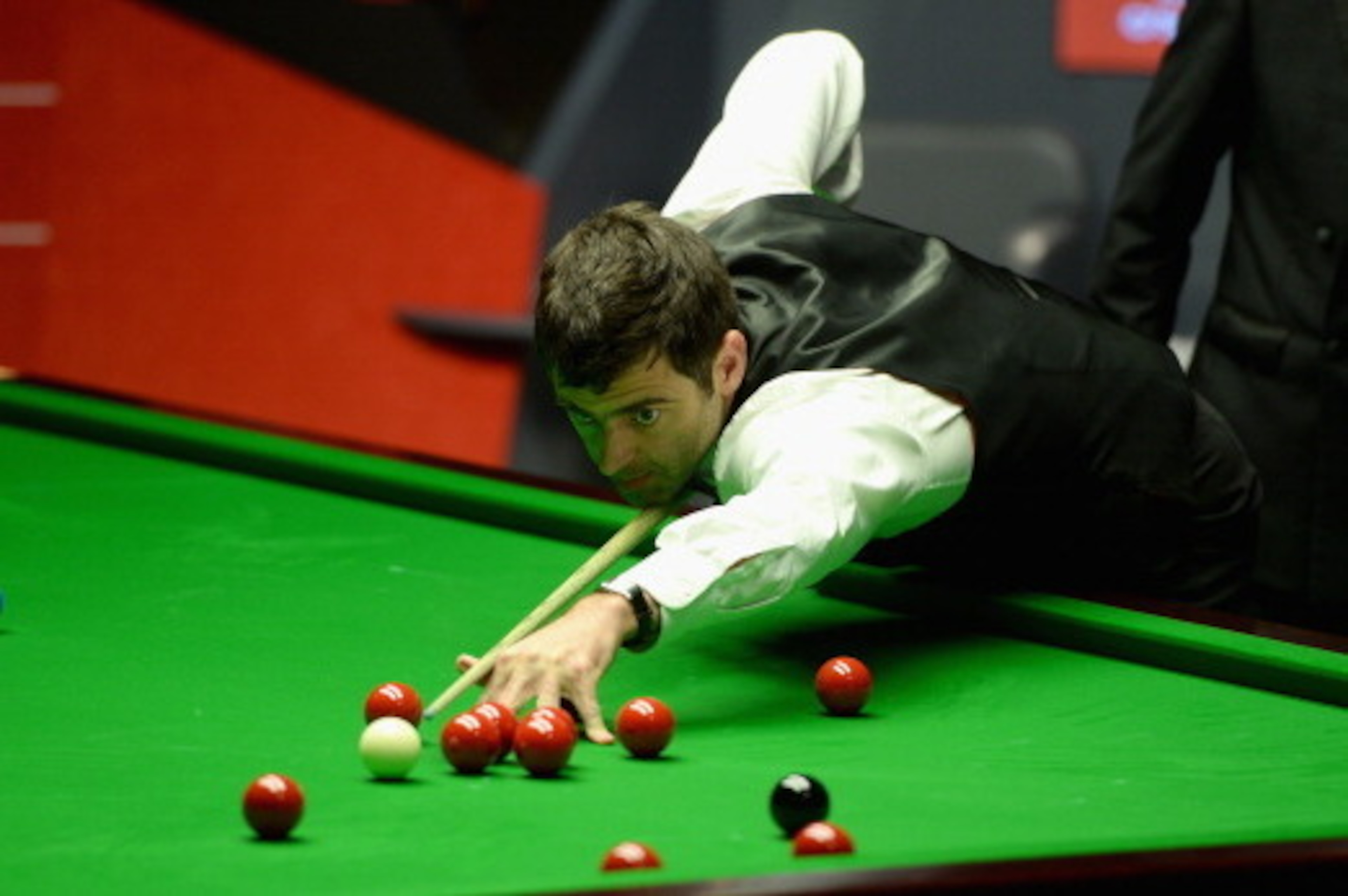 SHEFFIELD, ENGLAND - MAY 01:  Ronnie O'Sullivan plays a shot against Barry Hawkins during their semi final in The Dafabet World Snooker Championship at Crucible Theatre on May 1, 2014 in Sheffield, England.  (Photo by Gareth Copley/Getty Images)