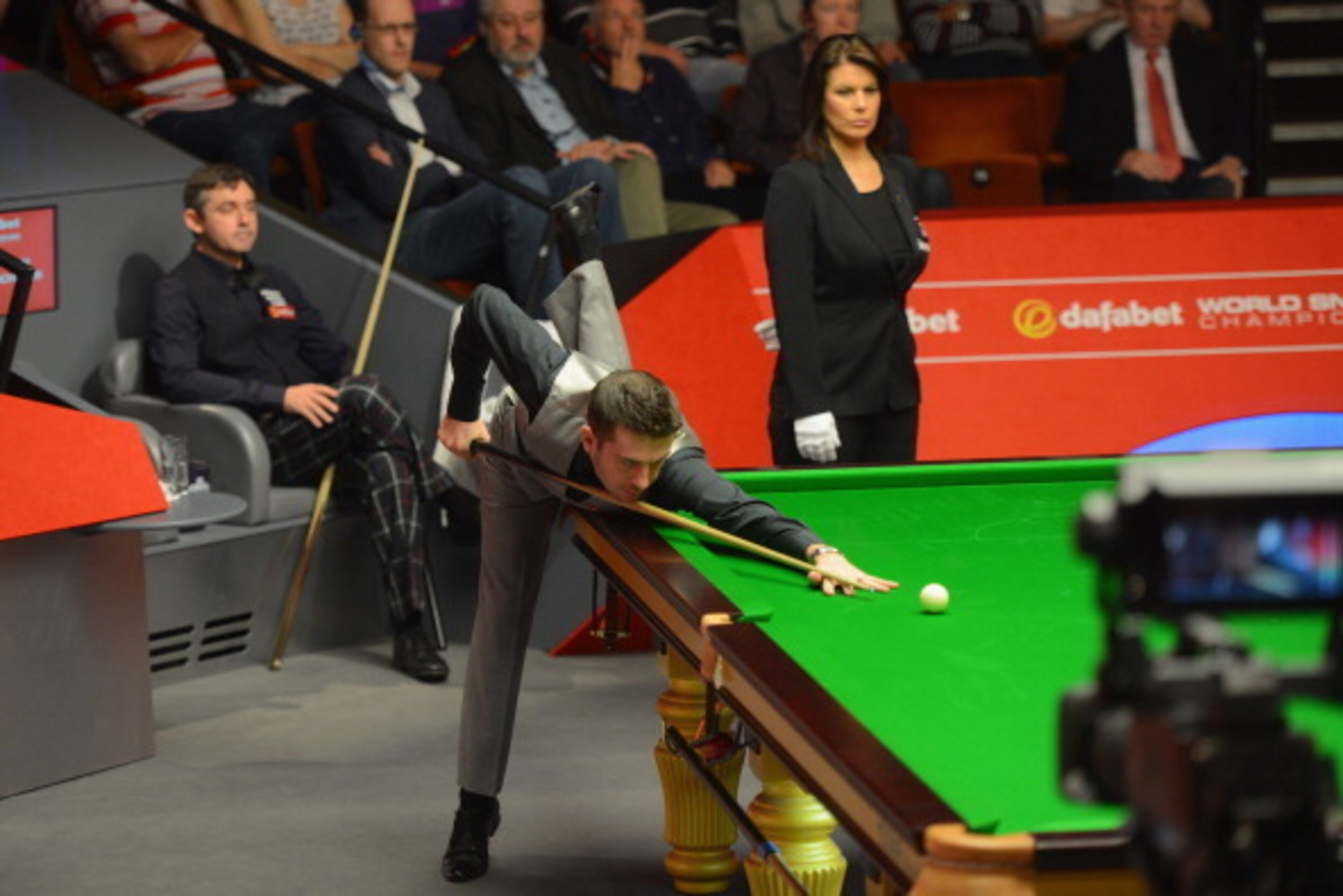 SHEFFIELD, ENGLAND - APRIL 29:  Mark Selby plays a shot in his quarter-final match against Alan McManus at the Crucible Theatre on April 29, 2014 in Sheffield, England.  (Photo by Michael Regan/Getty Images)