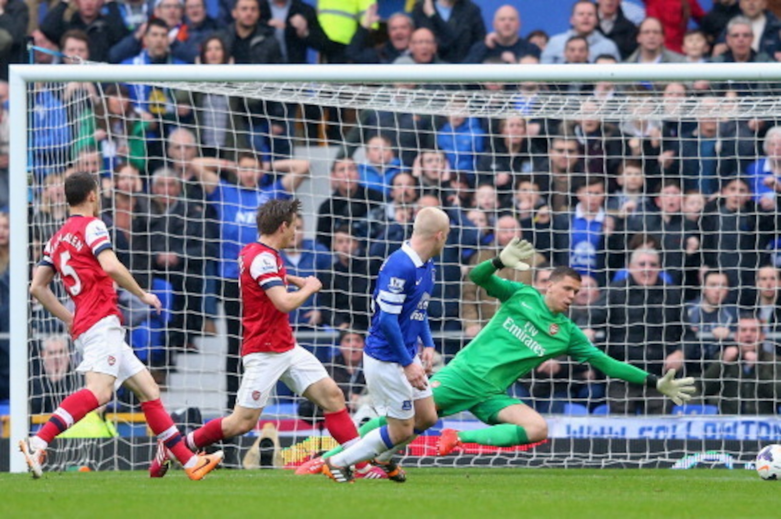 LIVERPOOL, ENGLAND - APRIL 06:  Steven Naismith of Everton scores the first goal during the Barclays Premier League match between Everton and Arsenal at Goodison Park on April 6, 2014 in Liverpool, England.  (Photo by Alex Livesey/Getty Images)